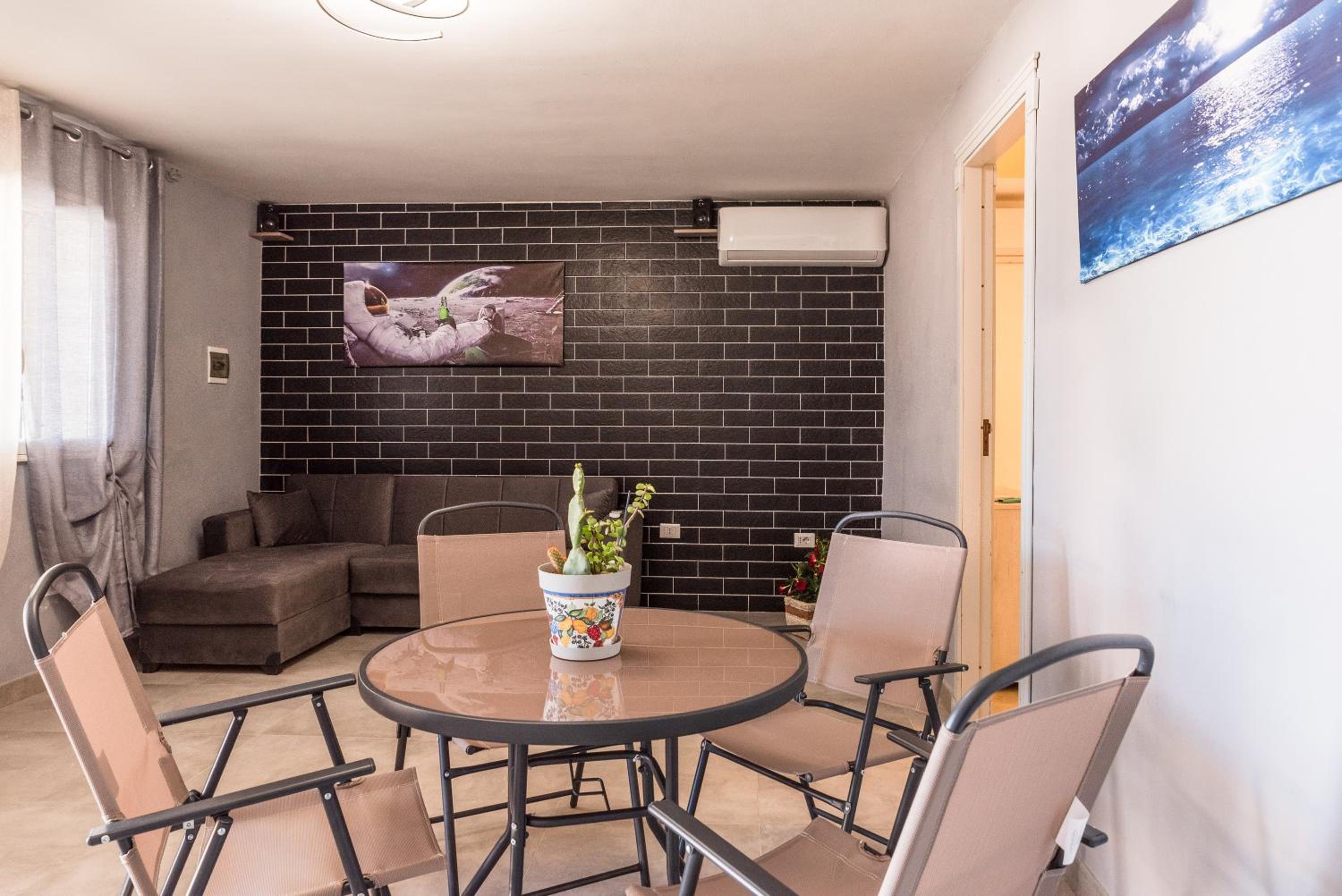 Three-Bedroom Apartment with Mountain View photo 1