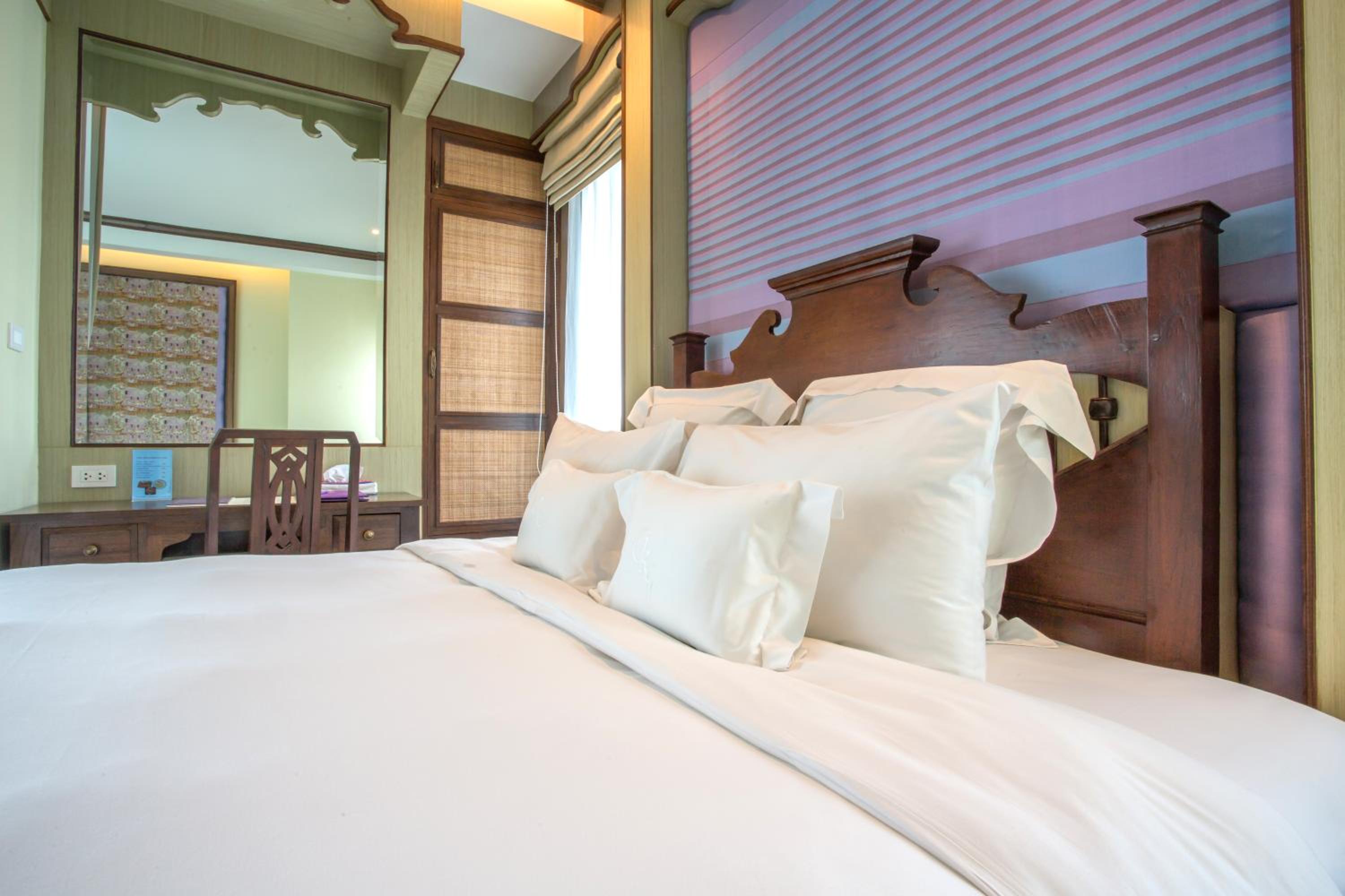 Deluxe Double Room thumbnail 6