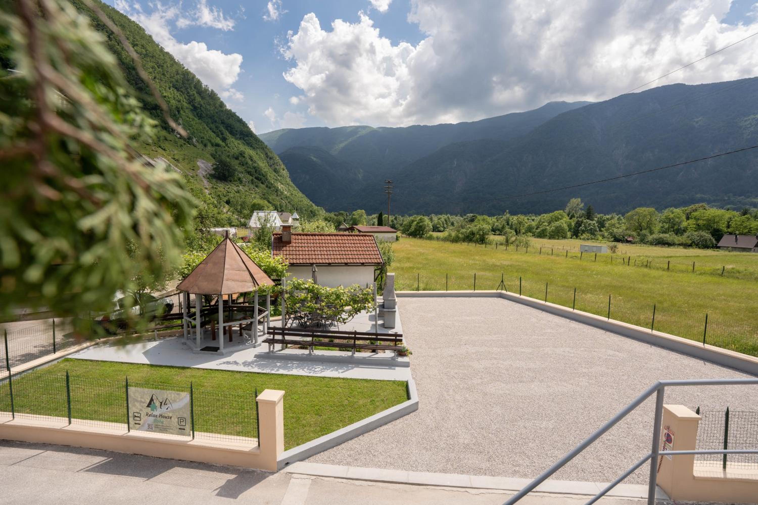 Apartment with Mountain View - Photo 4