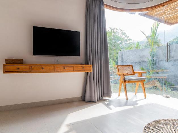 Deluxe Family Suite - Photo 8