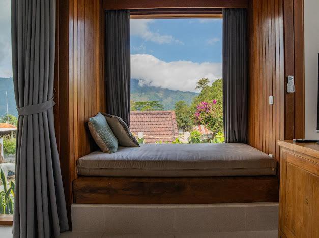 Deluxe Family Suite - Photo 16
