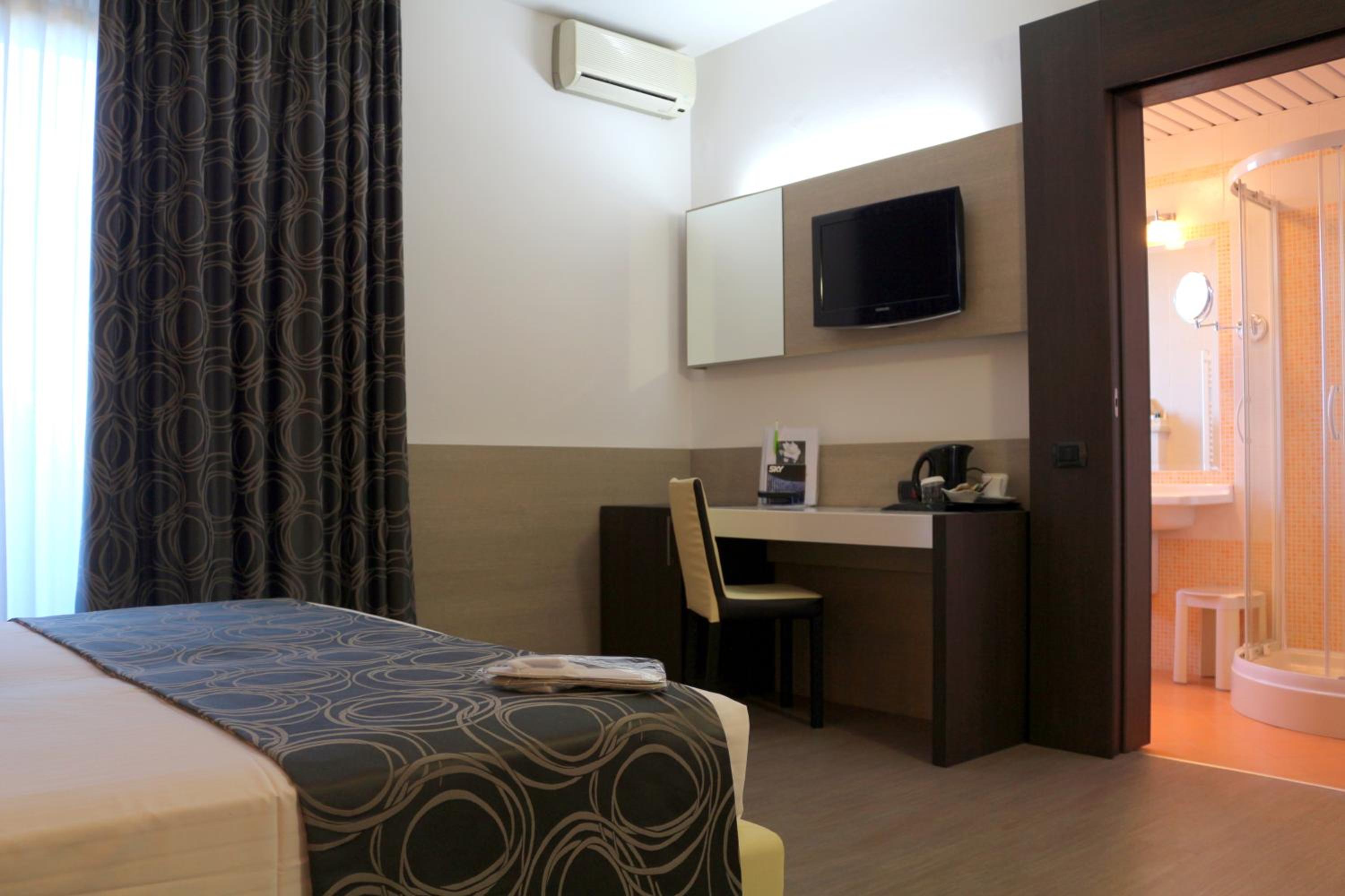 Business Double Room - Photo 9