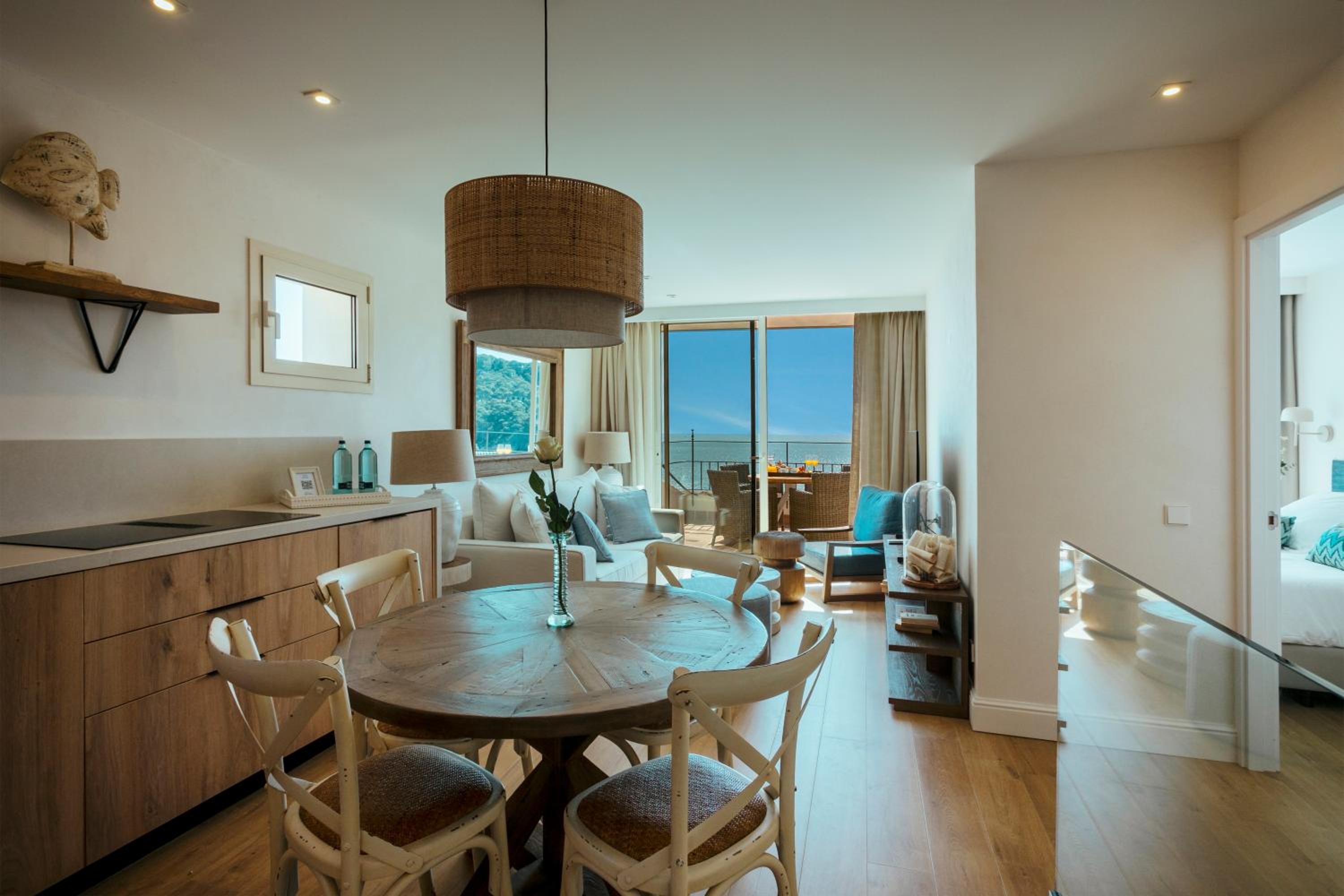 Two-Bedroom Premium Apartment with Sea View photo 2