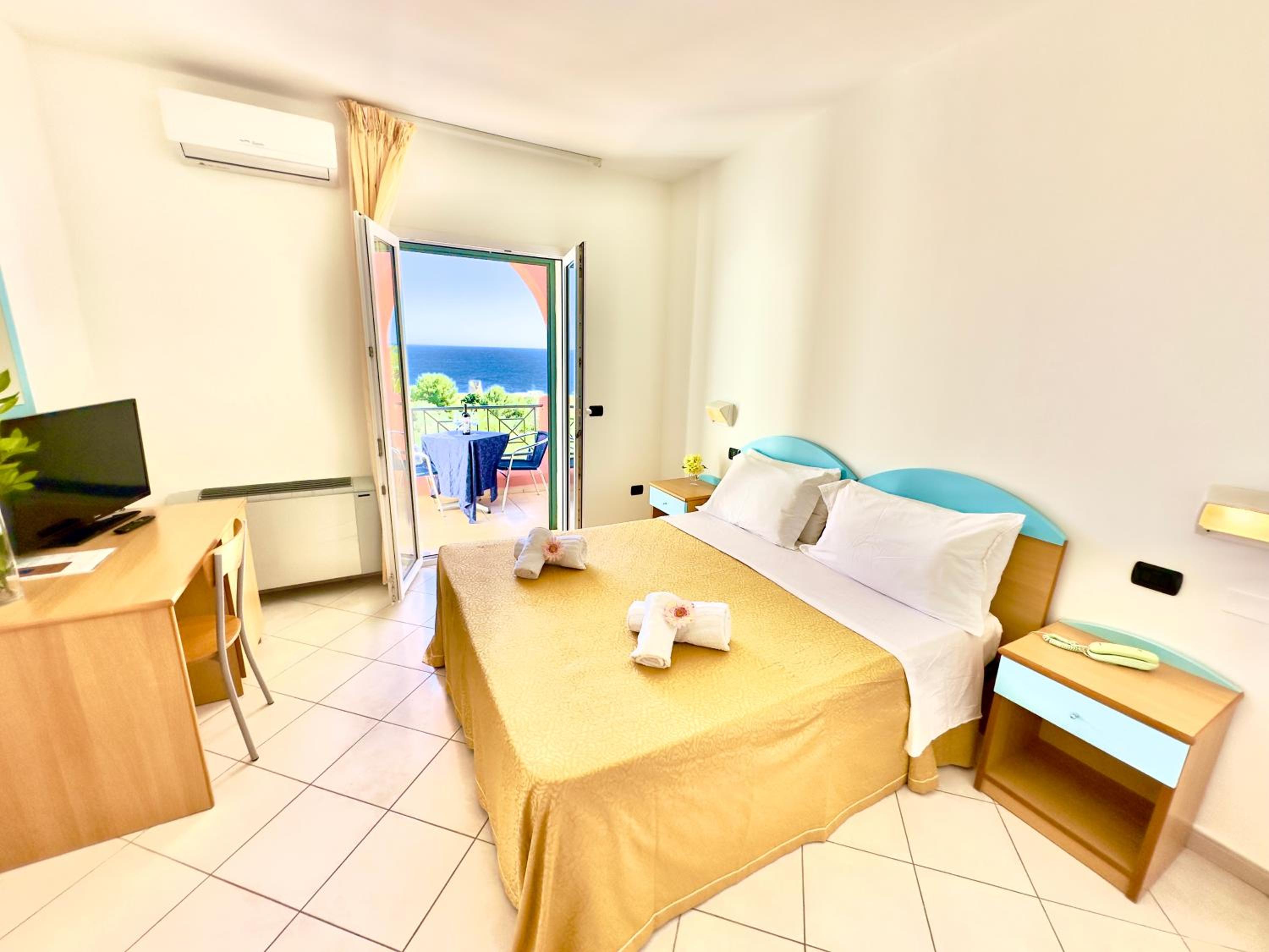 Double Room with Terrace and Sea Views - Photo 1