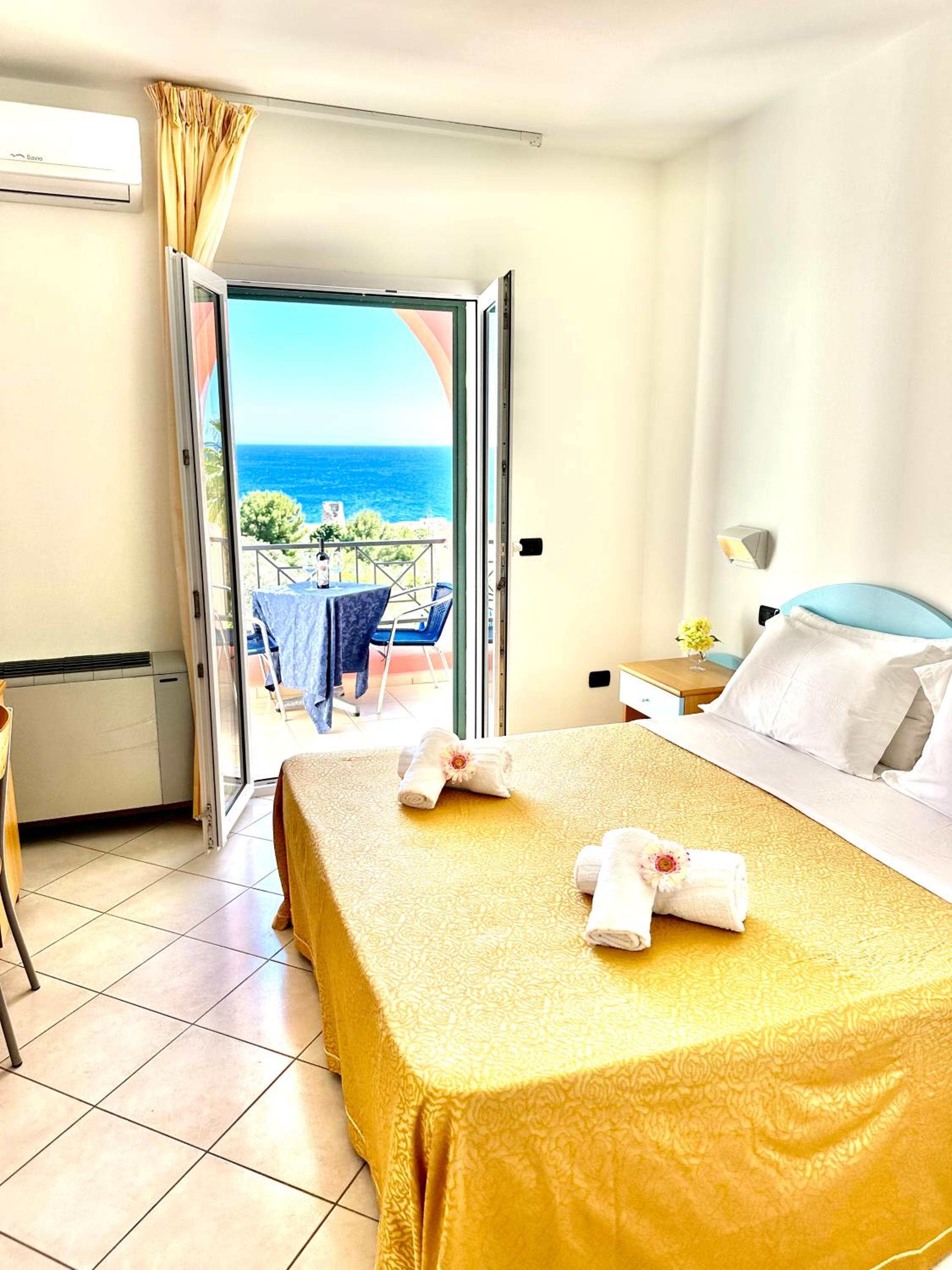 Double Room with Terrace and Sea Views - Photo 3