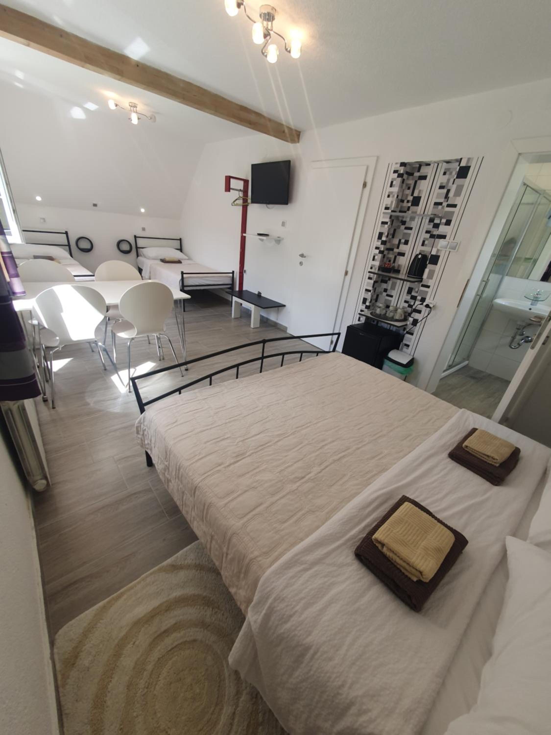 Quadruple Room with Garden View - Photo 7