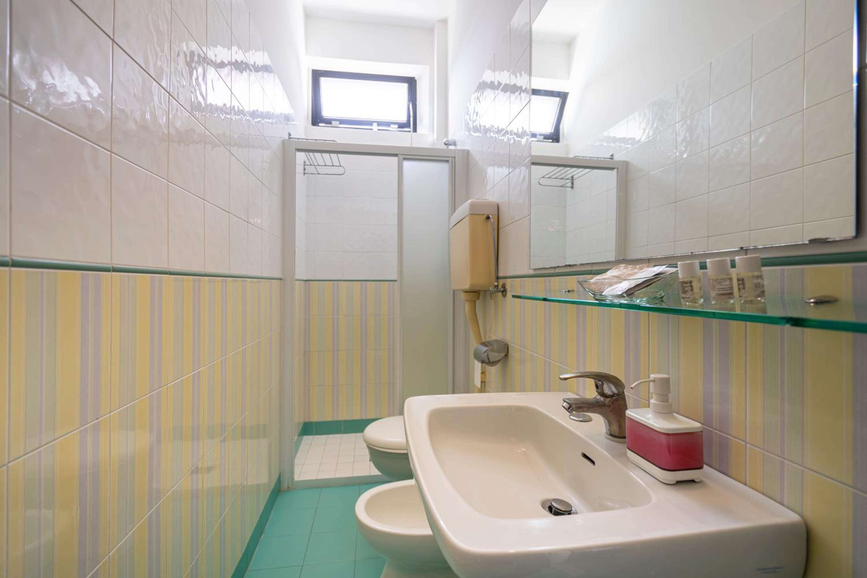 Standard Triple Room - Photo 6