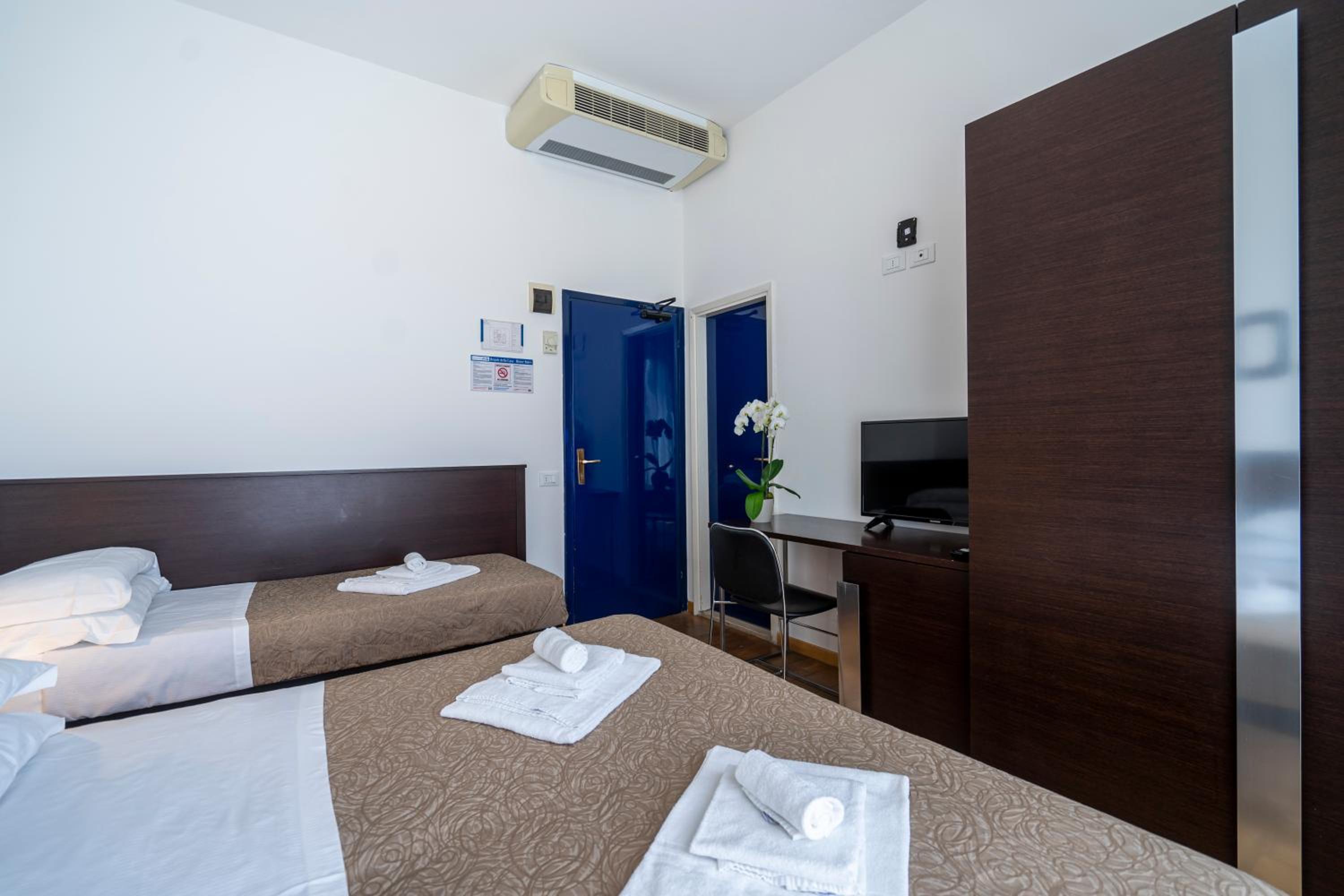 Standard Triple Room - Photo 5