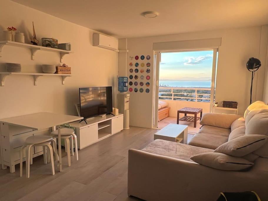 Apartamento de dos habitaciones con terraza y vista al mar