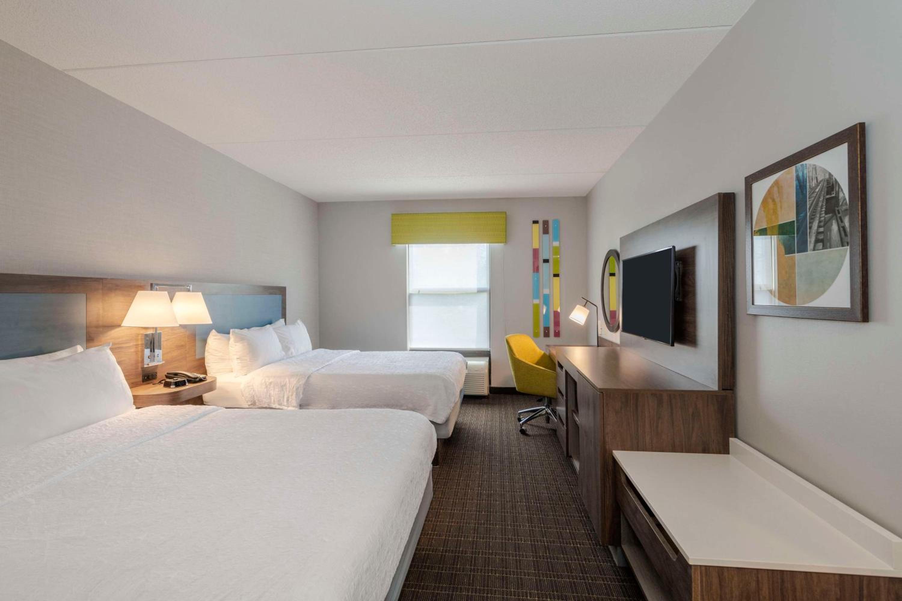 Room with Two Queen Beds - Non-Smoking - Photo 5