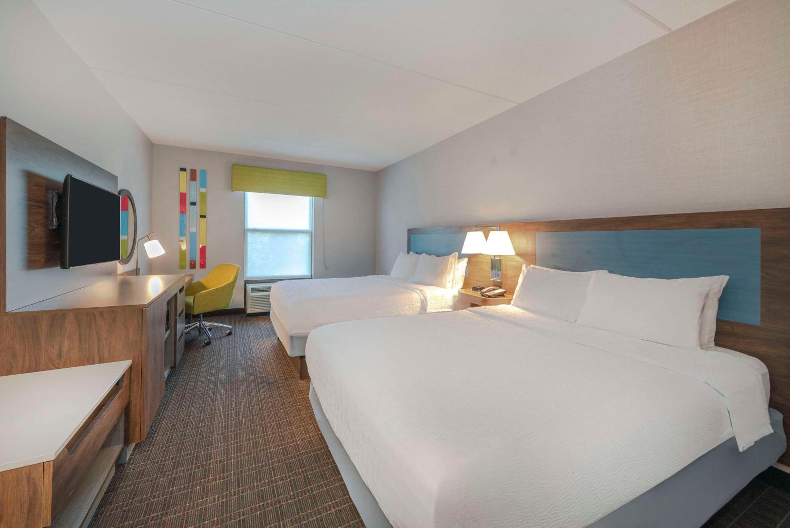 Room with Two Queen Beds - Non-Smoking - Photo 6