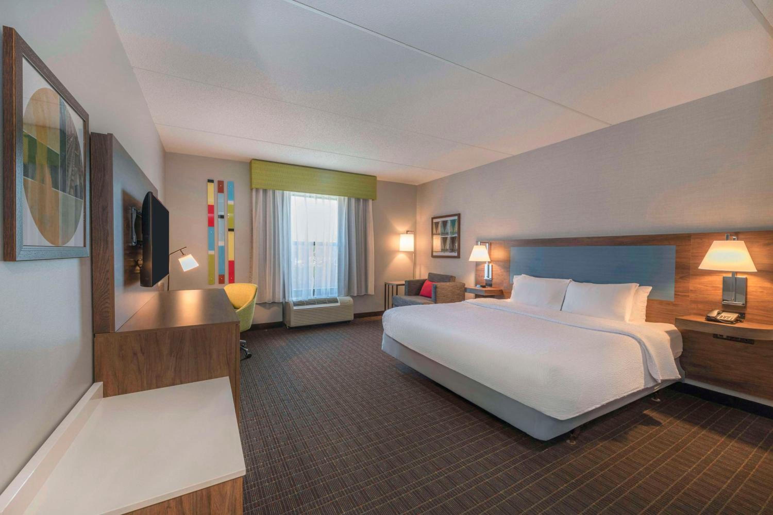 King Room with Accessible Tub - Mobility and Hearing Access/Non-Smoking - Photo 1