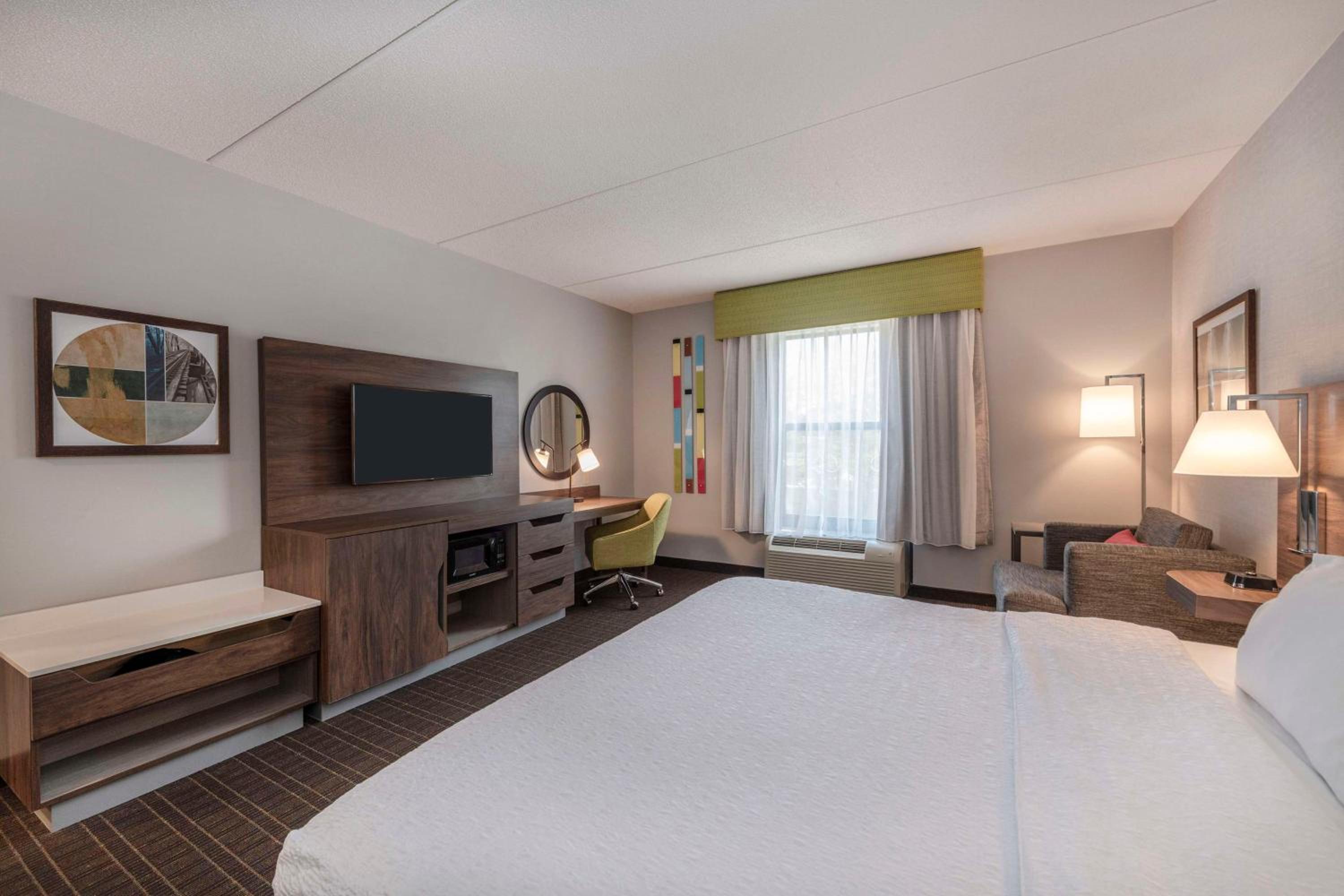 King Room with Accessible Tub - Mobility and Hearing Access/Non-Smoking - Photo 3