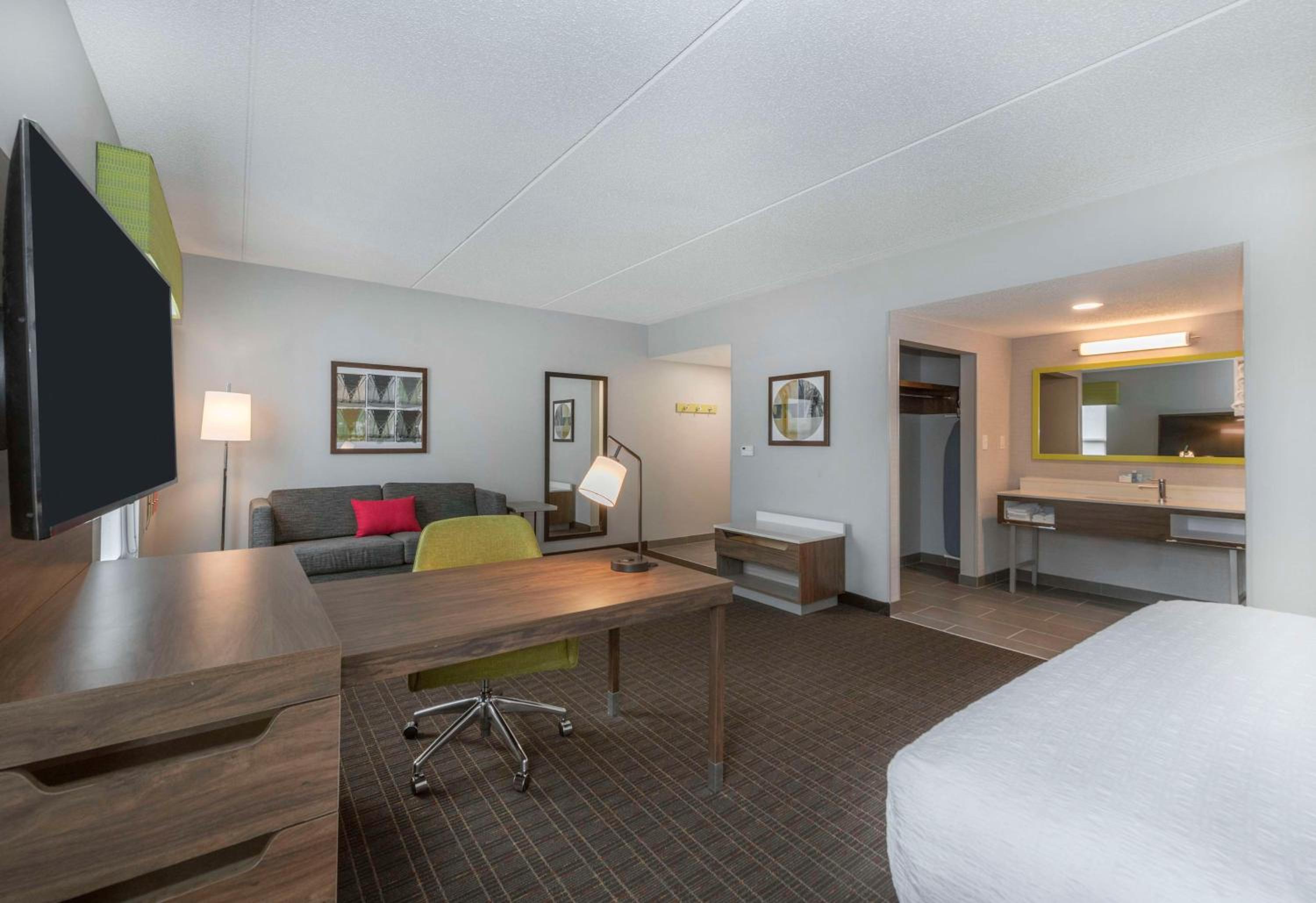 King Studio Suite with Sofa Bed - Non-Smoking - Photo 6