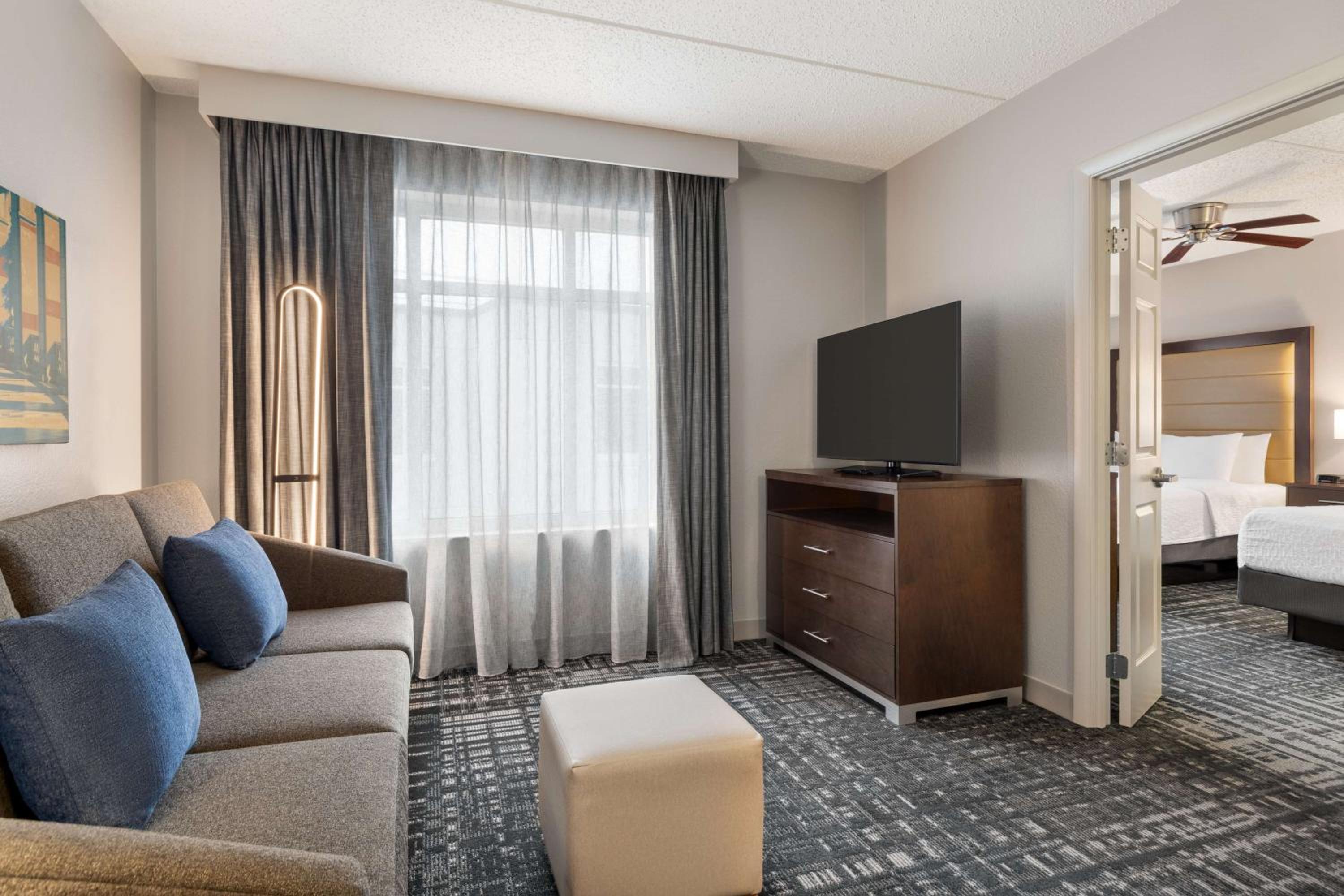 One-Bedroom Queen Suite with Two Queen Beds - Non-Smoking - Photo 4