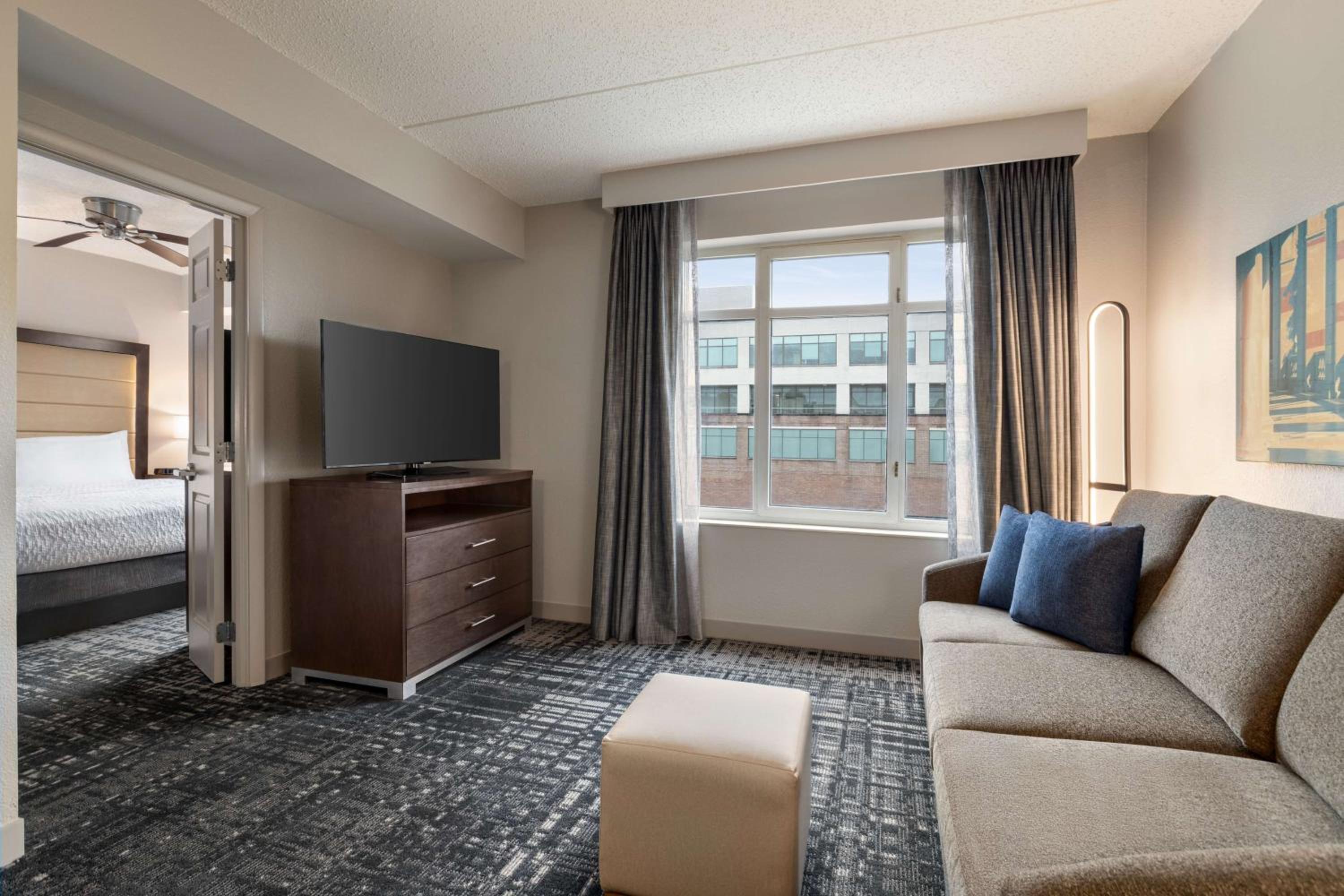 King Suite with City View - Non-Smoking - Photo 2