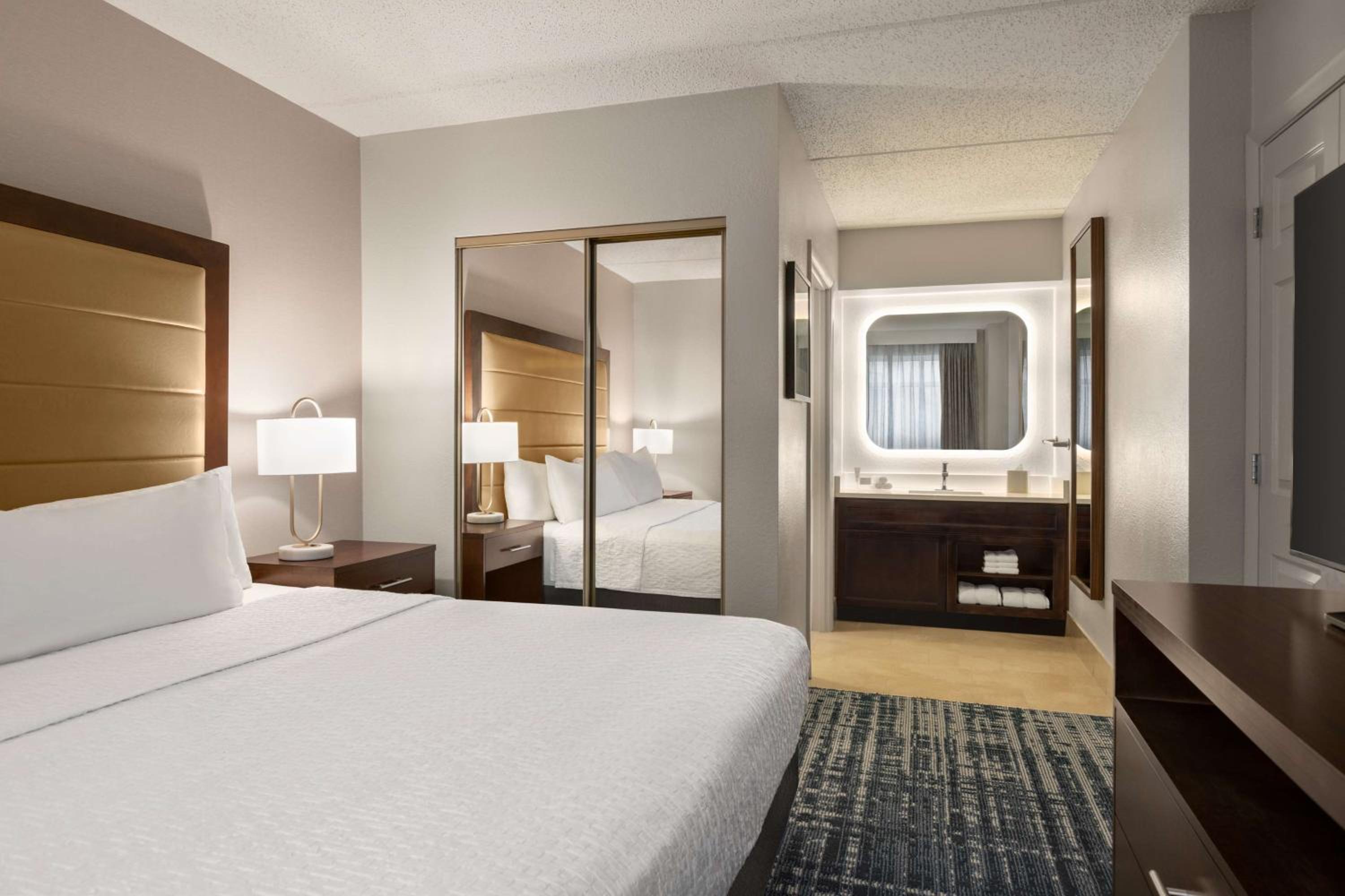 King Suite with City View - Non-Smoking - Photo 3