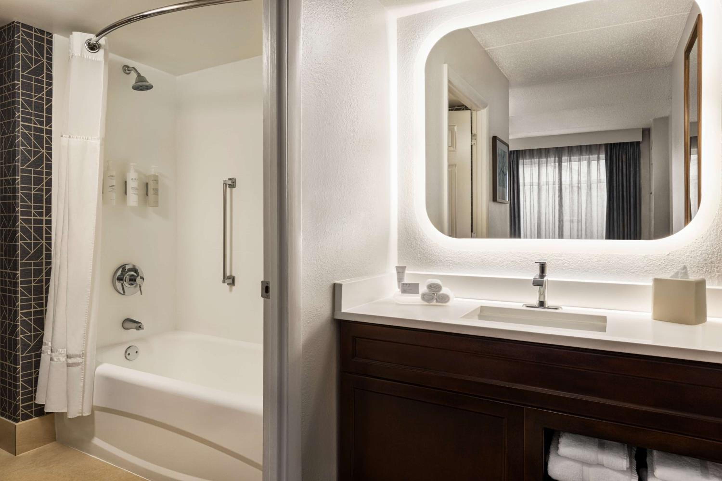 One-Bedroom Queen Suite with Two Queen Beds - Non-Smoking - Photo 2