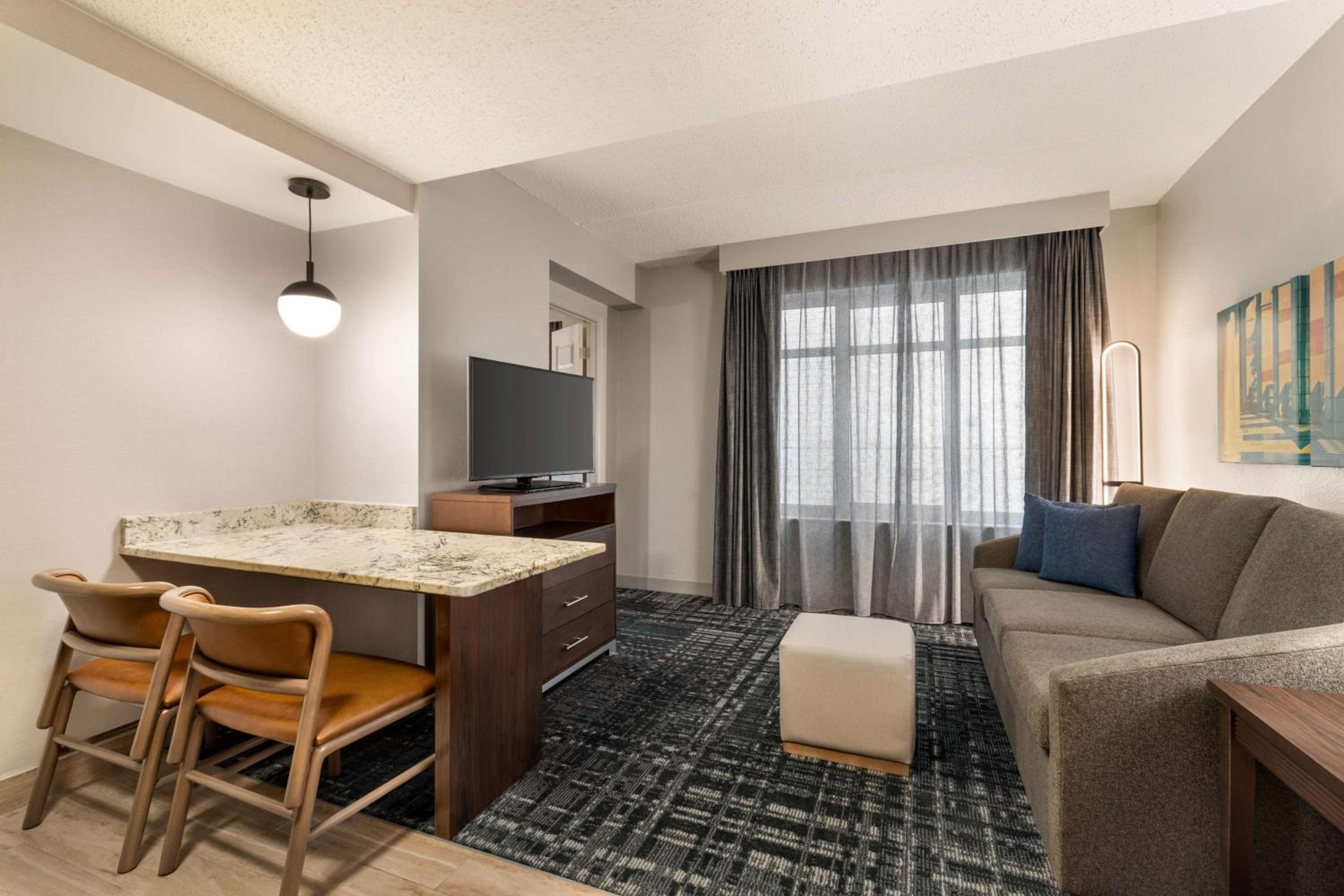 Large King Room with Sofa Bed – Non-Smoking - Photo 5