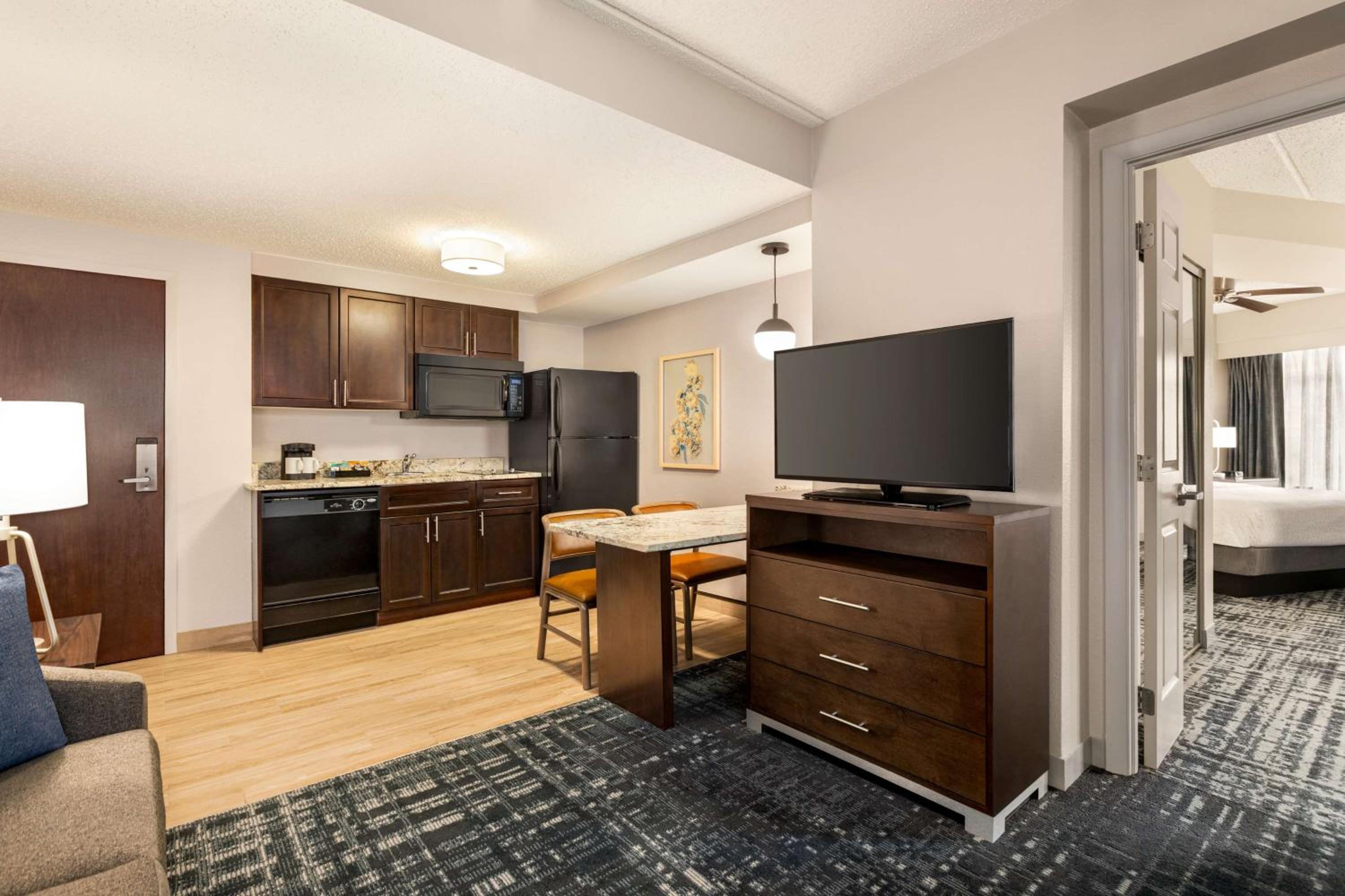 Large King Room with Sofa Bed – Non-Smoking - Photo 3
