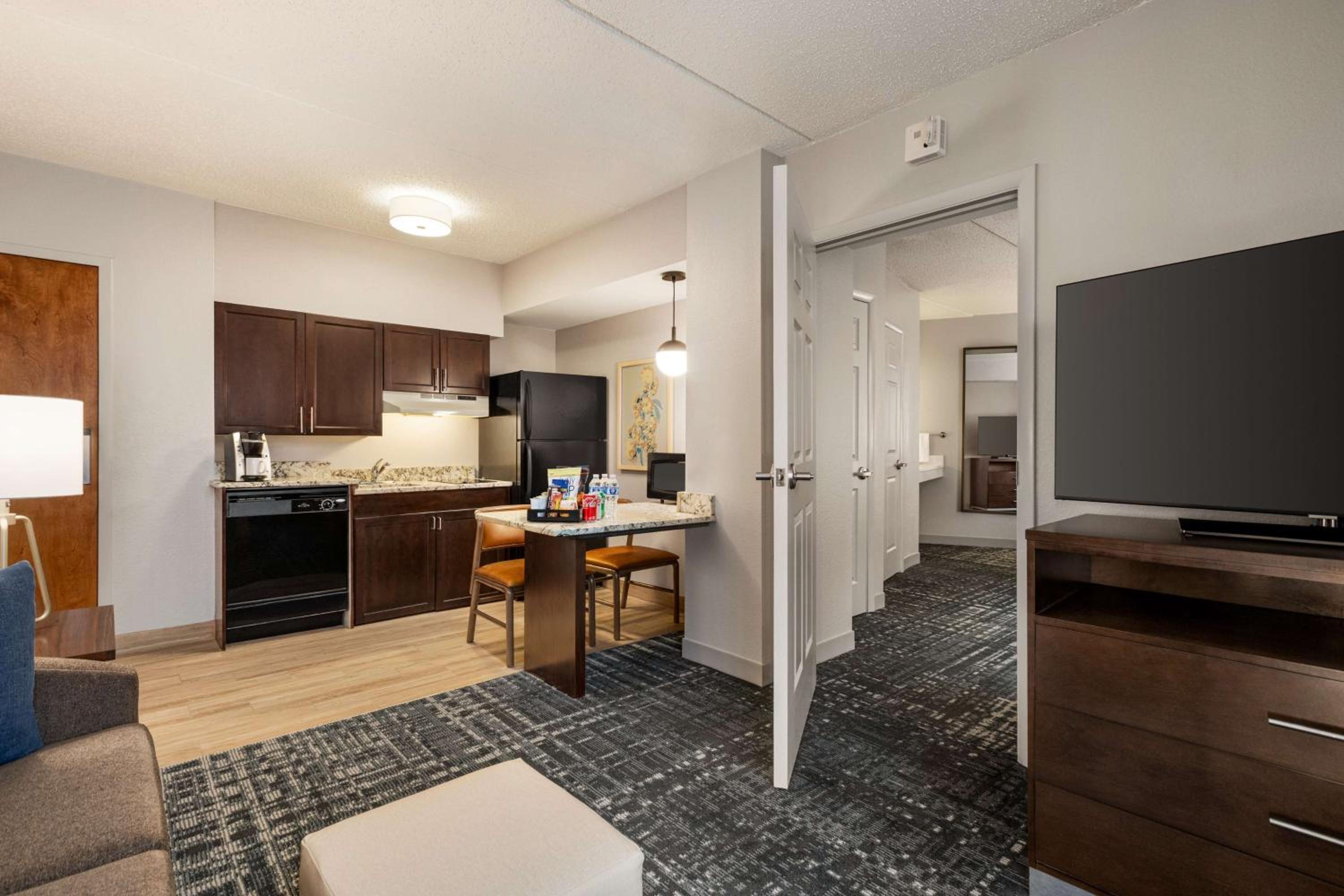 One-Bedroom Premium Suite with Two Queen Beds - Non-Smoking - Photo 6