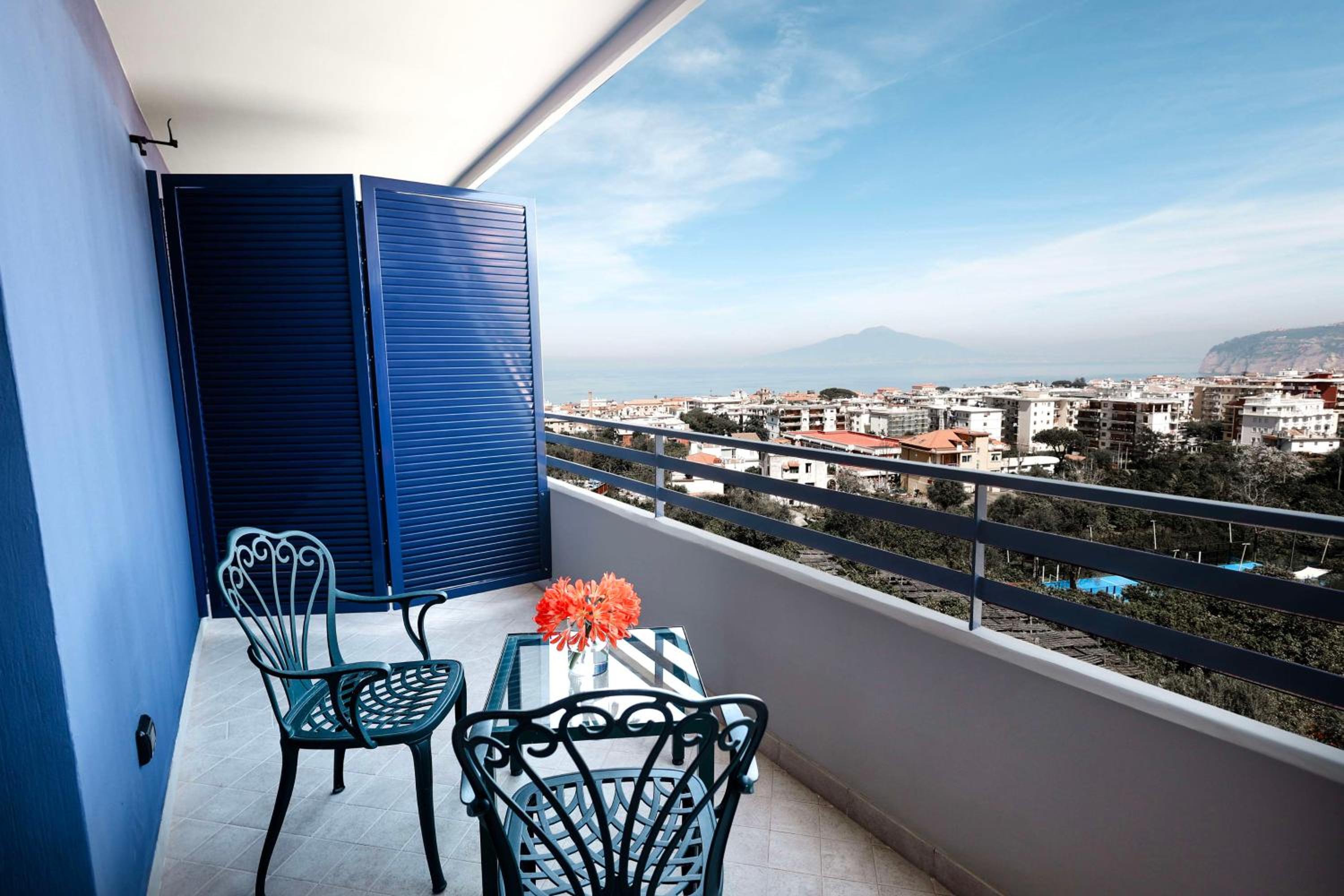 Superior King Room with Sea View thumbnail 6