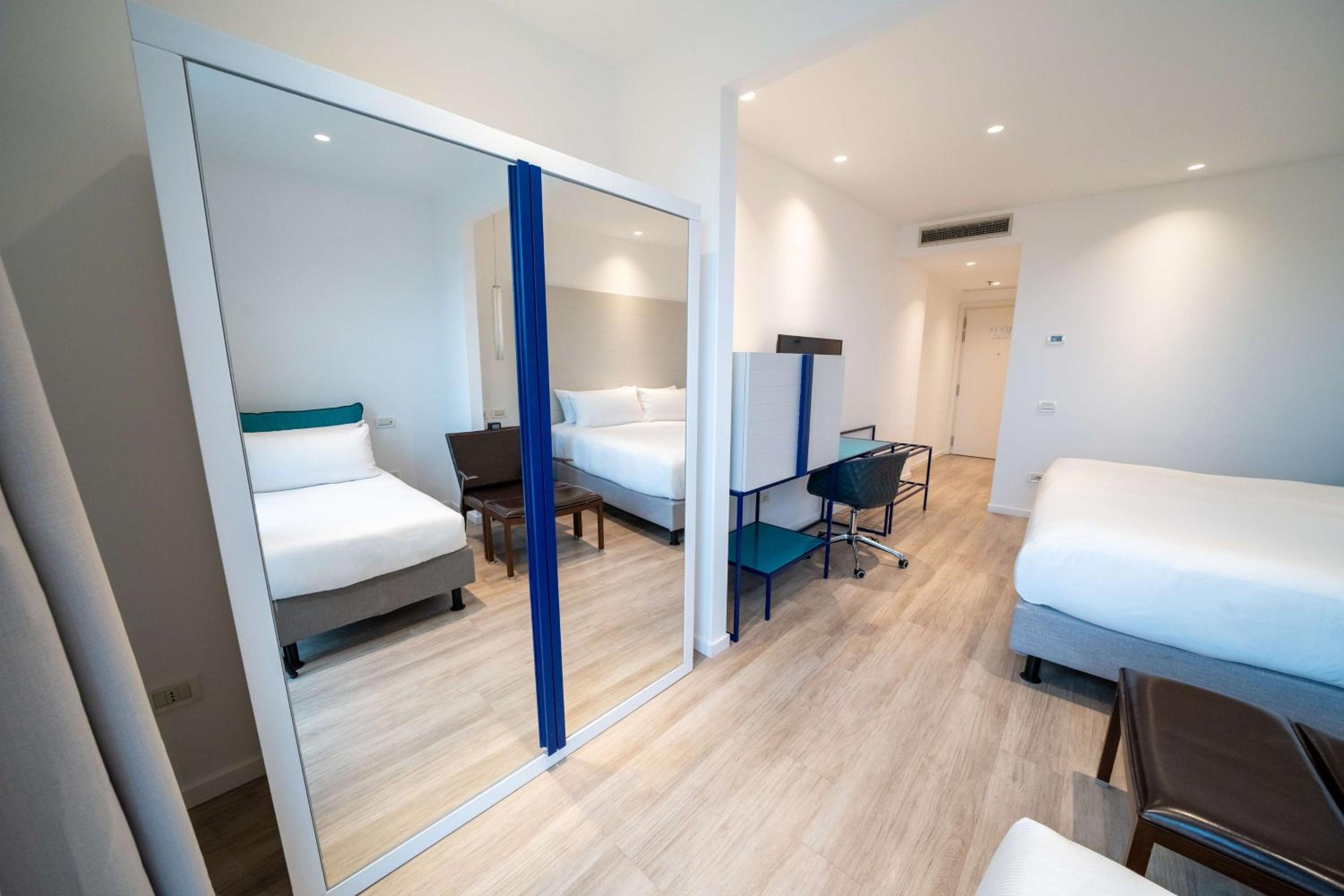 Superior Triple Room with Sea View thumbnail 6