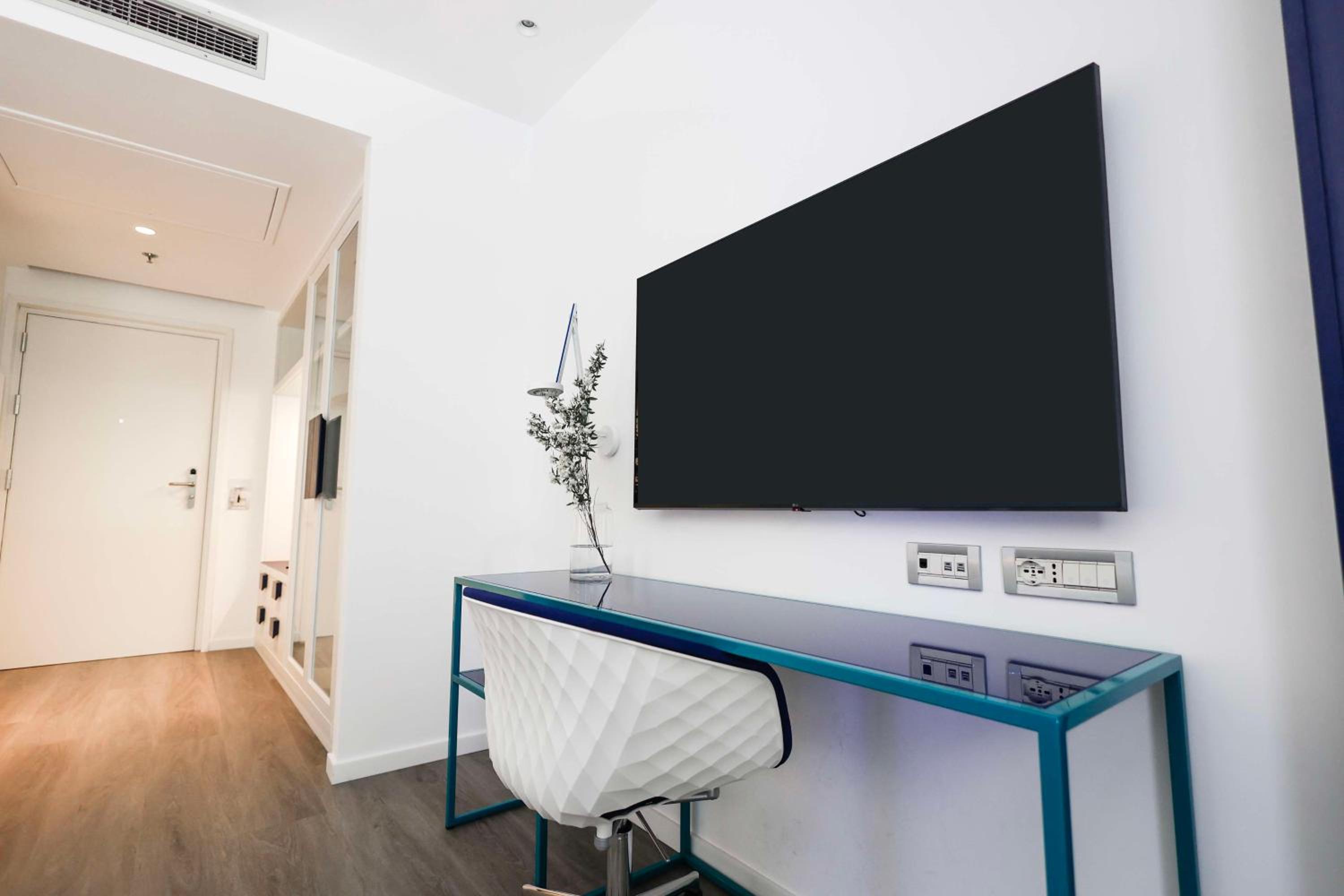 Superior King Room - Photo 7