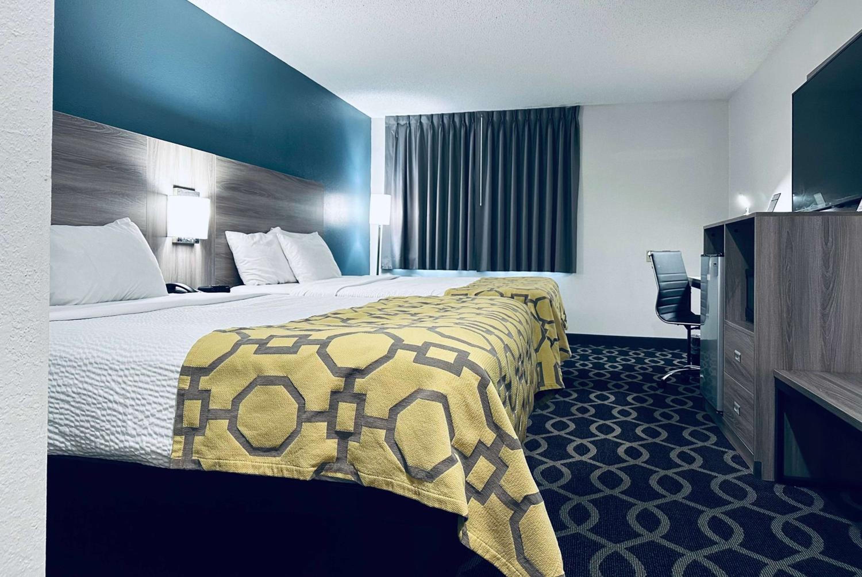 Queen Room with Two Queen Beds - Non-Smoking - Photo 1