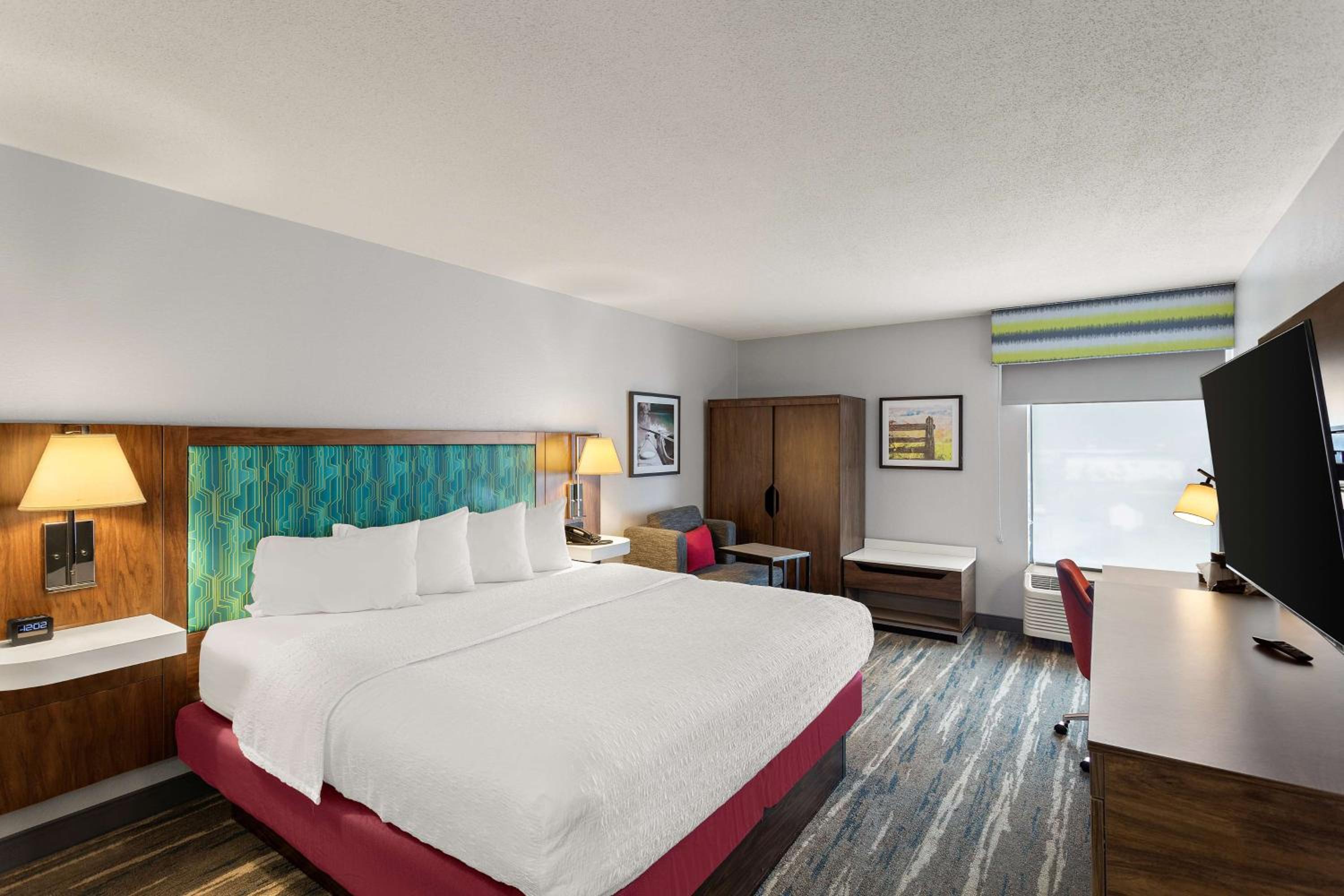King Room with King Bed - Non-Smoking photo 1
