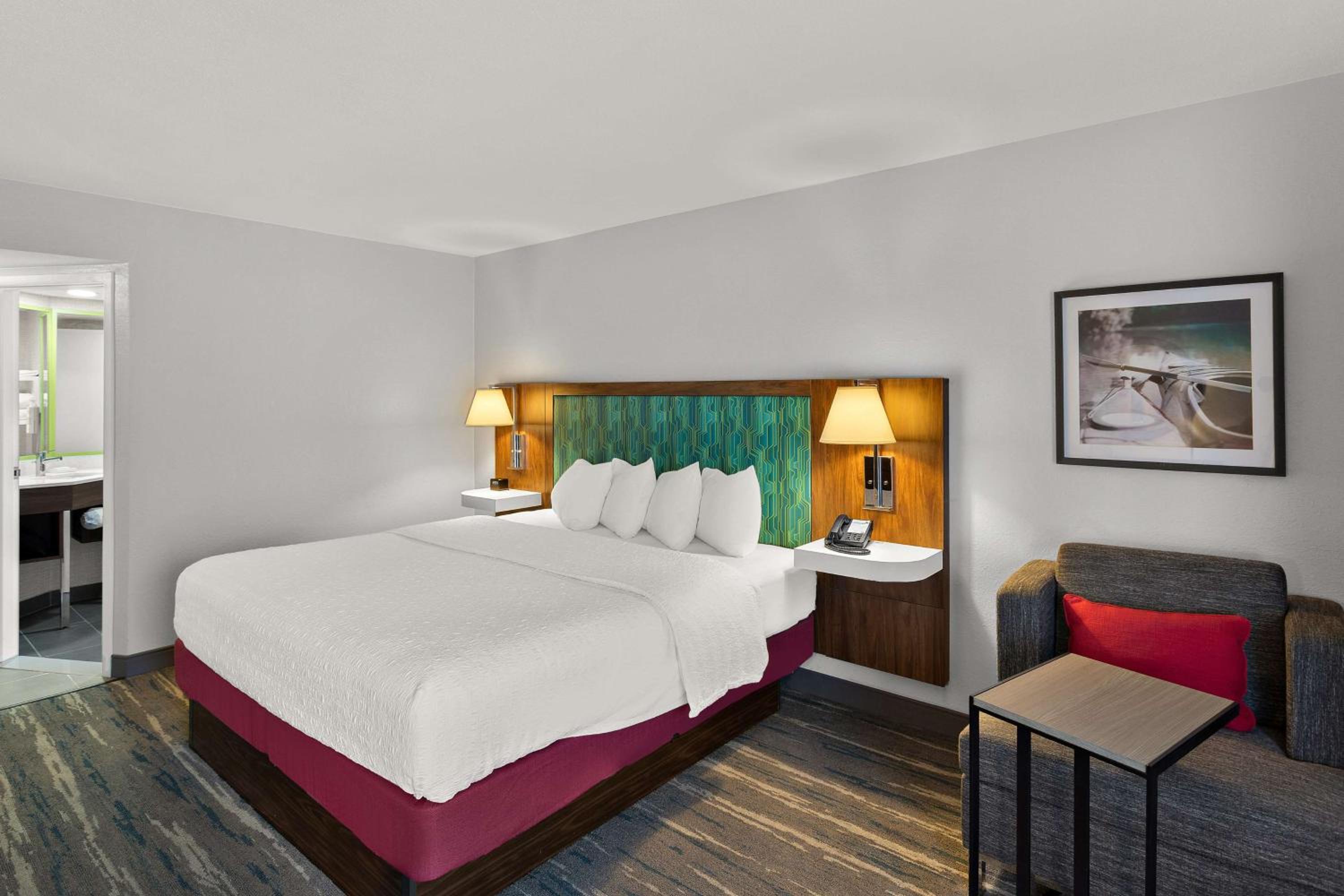 King Room with King Bed - Non-Smoking photo 2