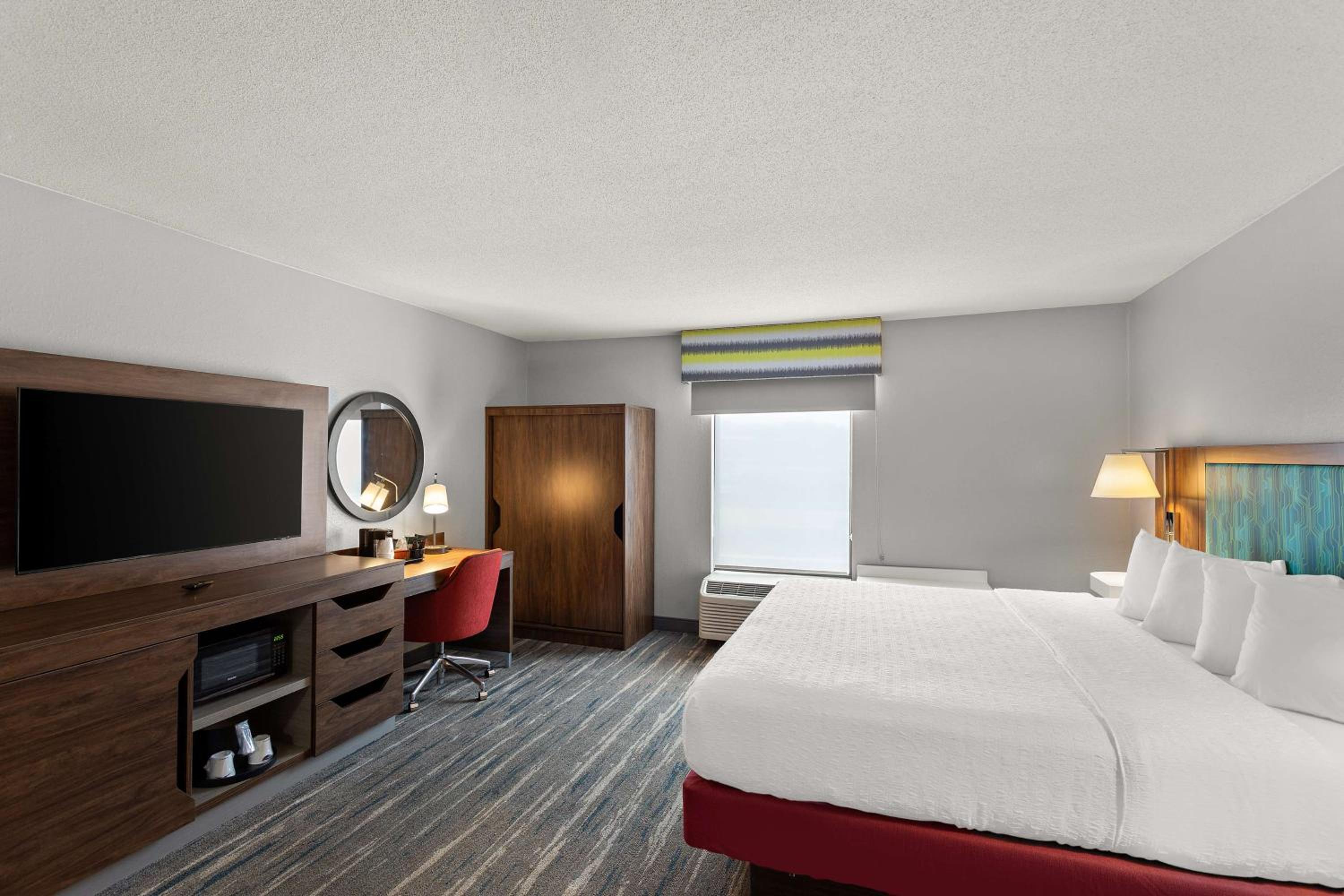King Room with Sofa Bed - Non-Smoking photo 2