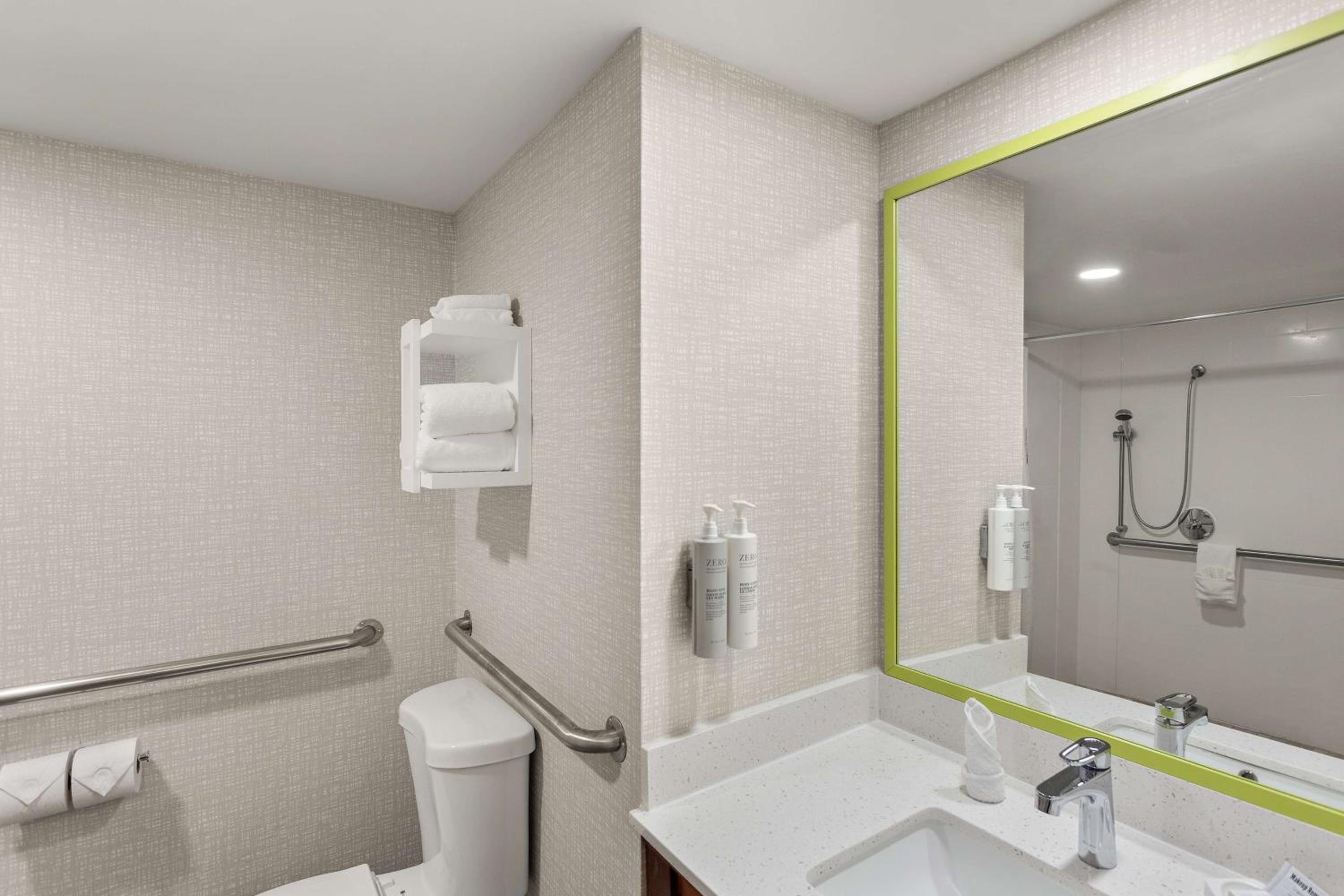 Double Room with Roll-In Shower - Mobility Access/Non-Smoking photo 3