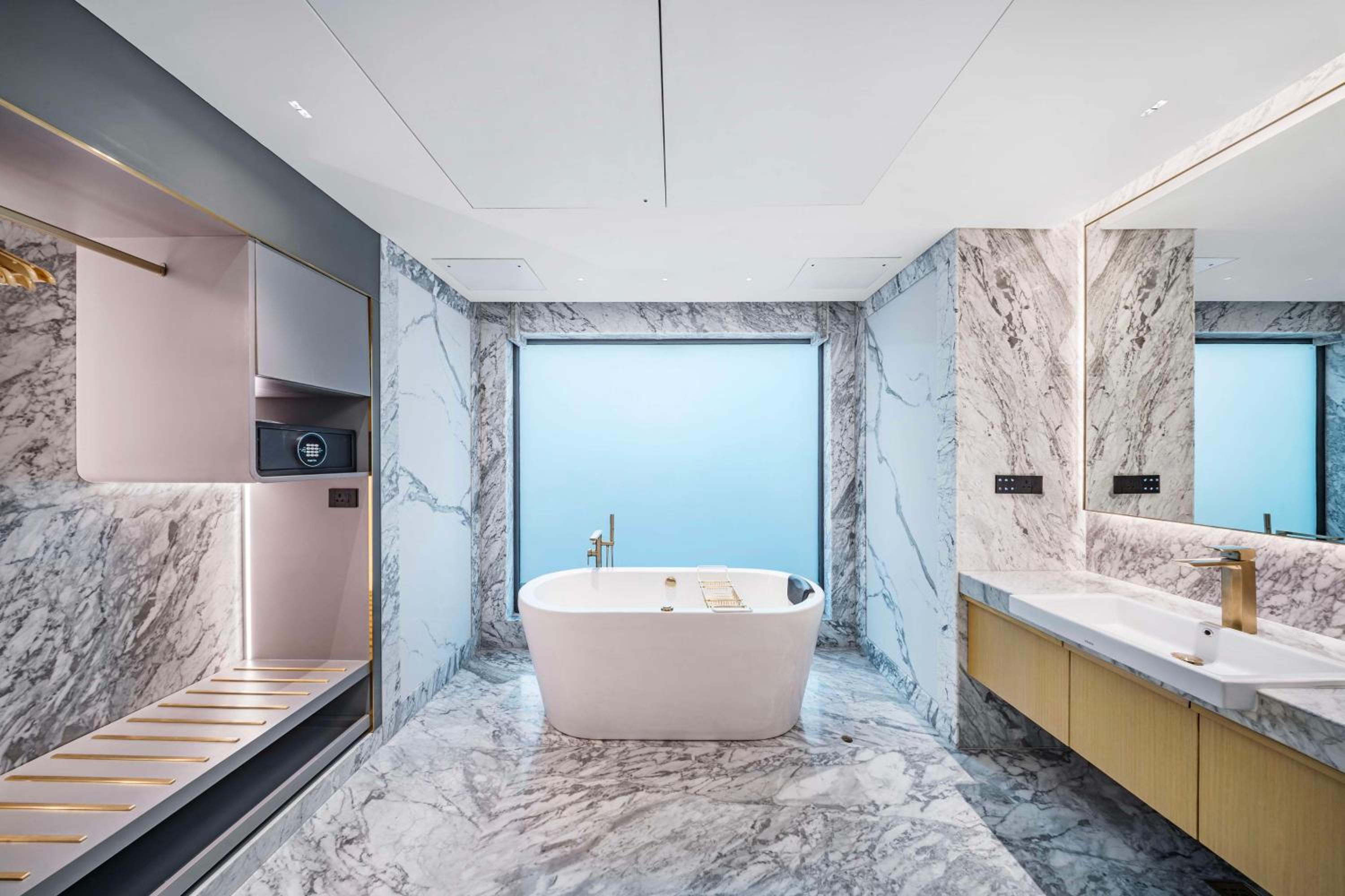 One-Bedroom Suite with Airport Transfers and Club Lounge access thumbnail 6
