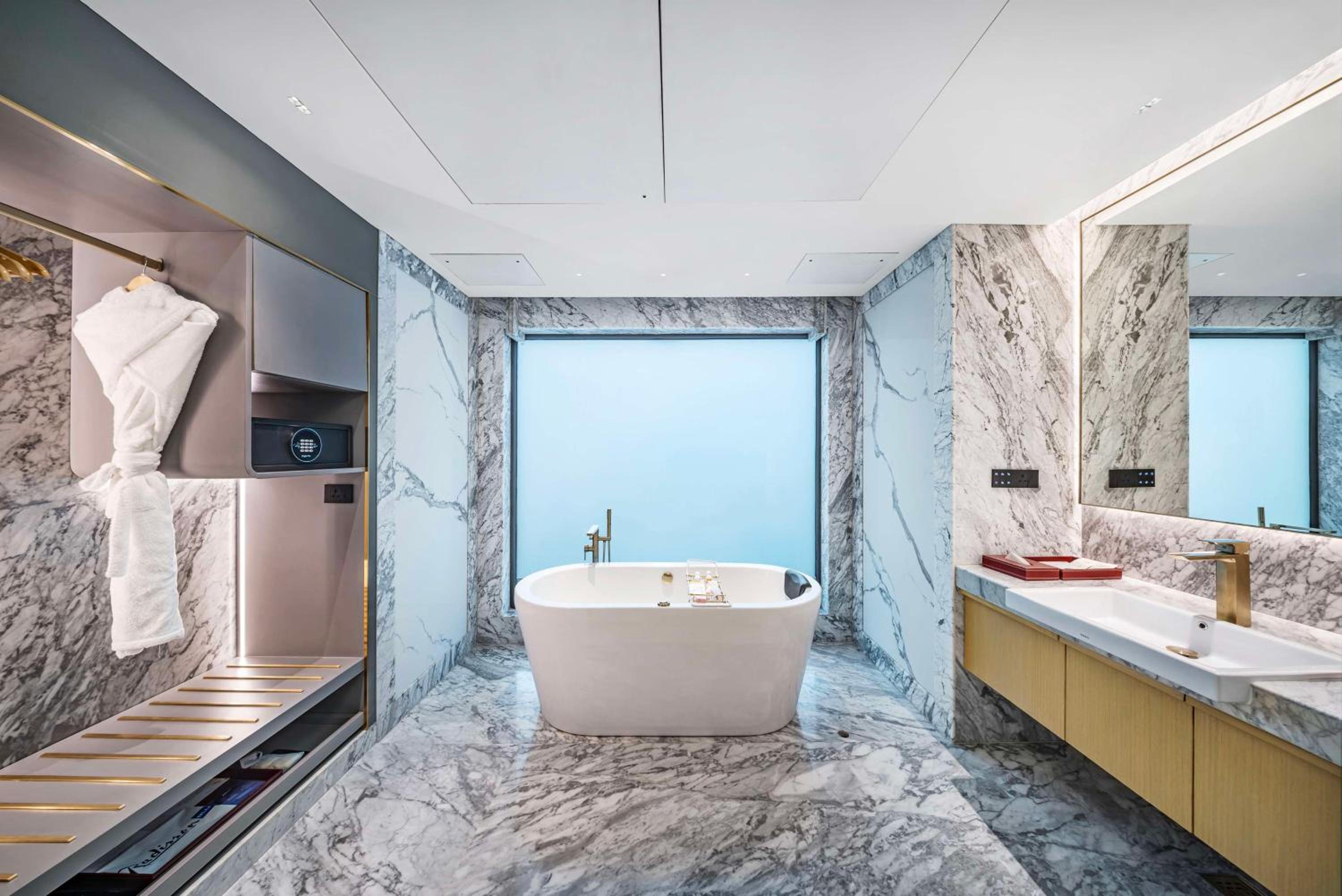 One-Bedroom Suite with Airport Transfers and Club Lounge access