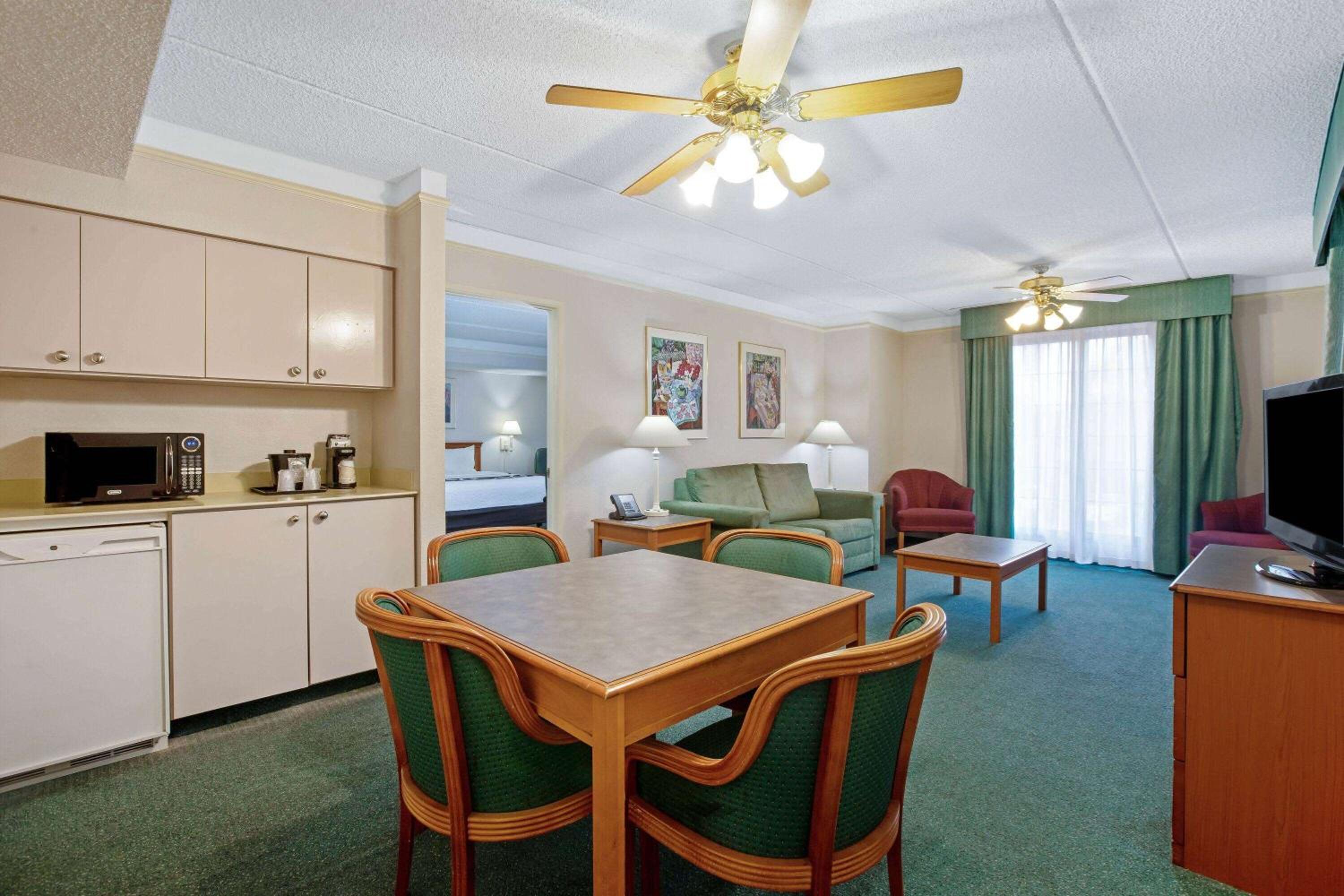 King Suite - Non-Smoking photo 2