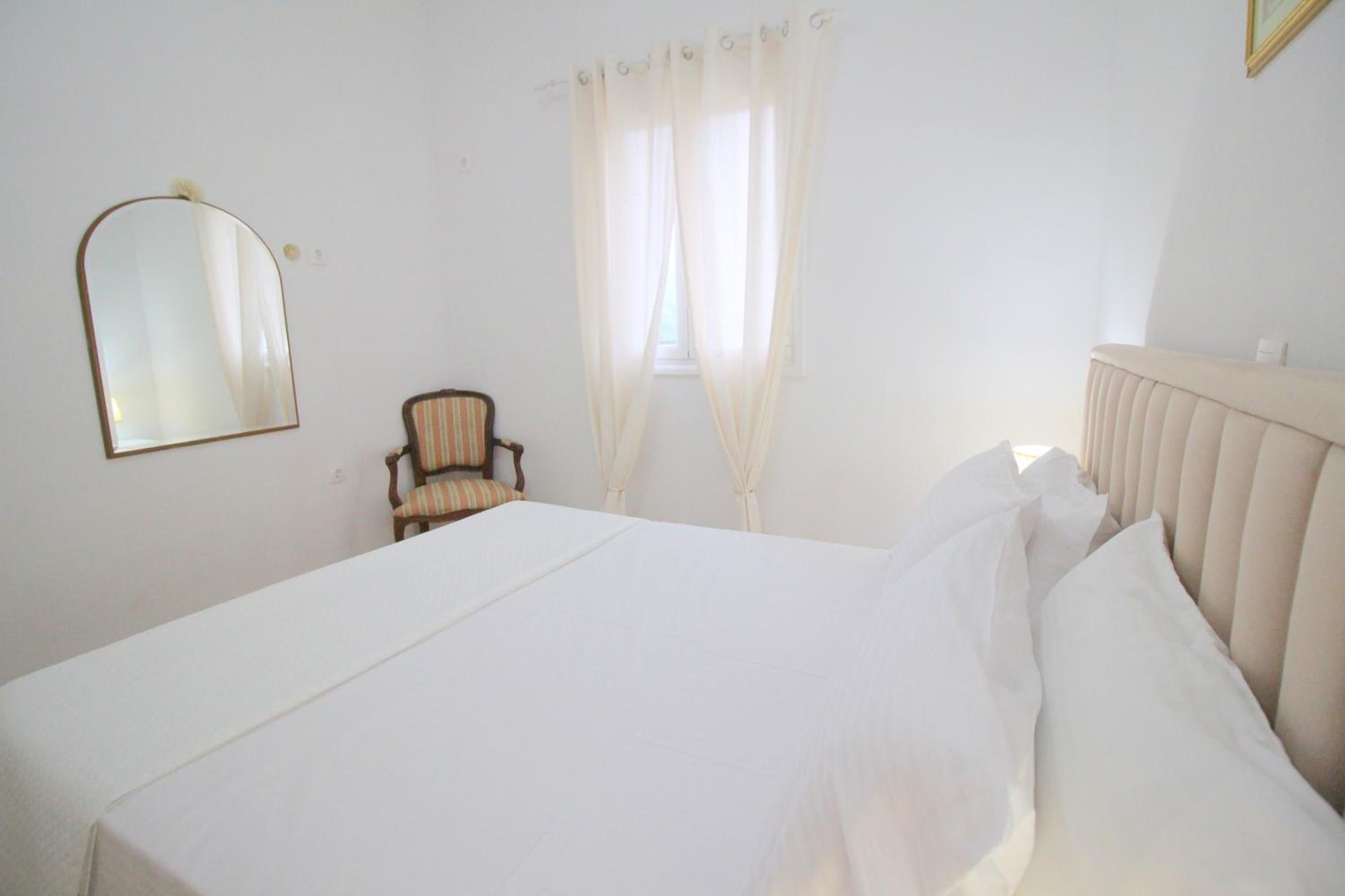 One-Bedroom Apartment with Balcony and Side Sea View photo 3