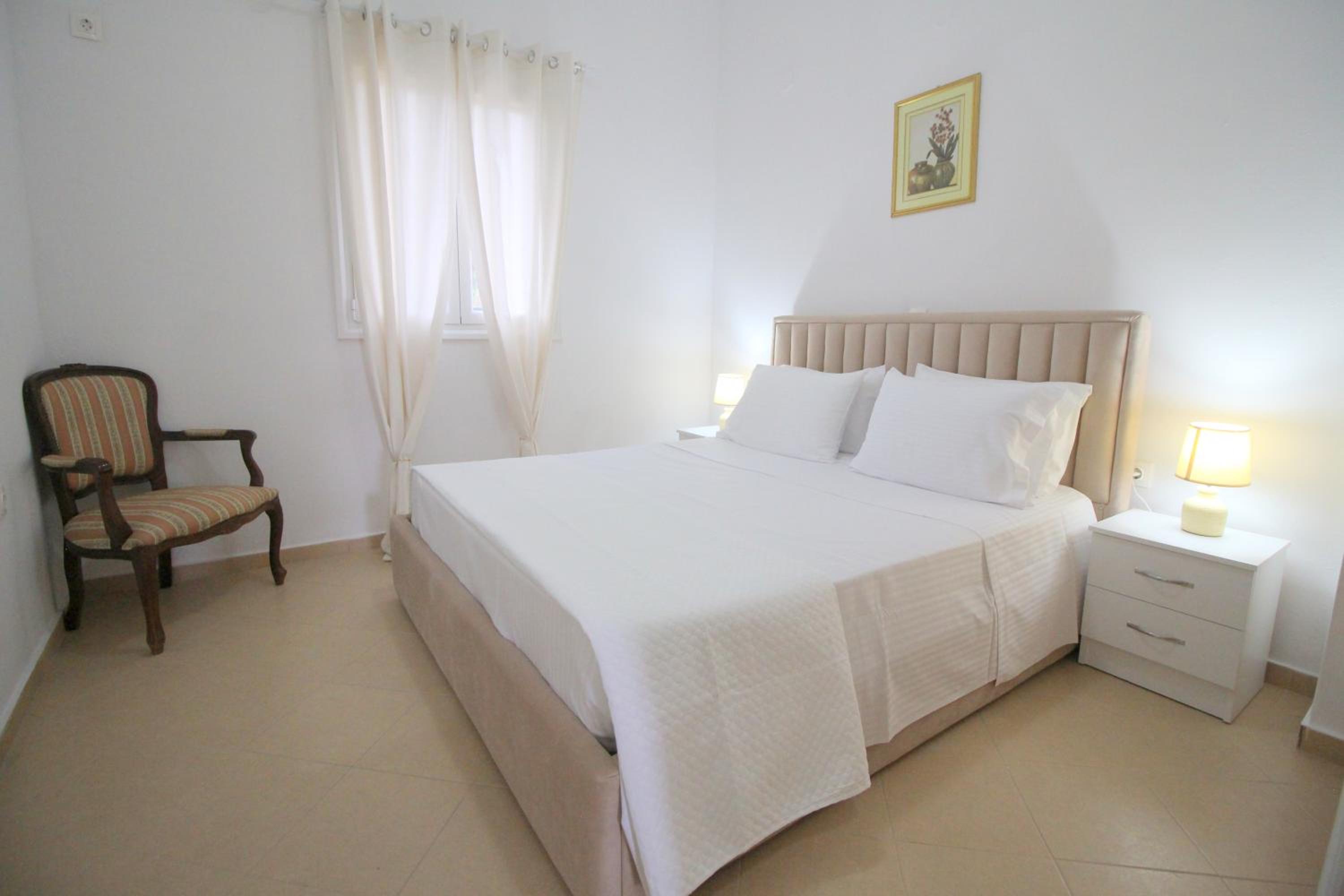 One-Bedroom Apartment with Balcony and Side Sea View photo 2