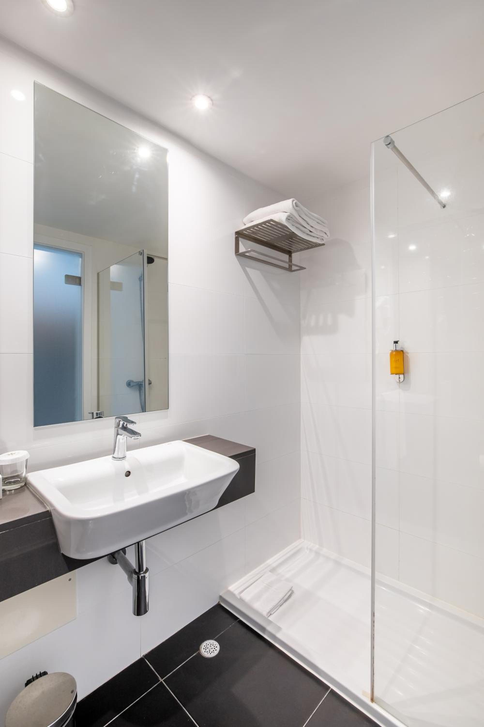 Double or Twin Room with Marina View - Photo 8