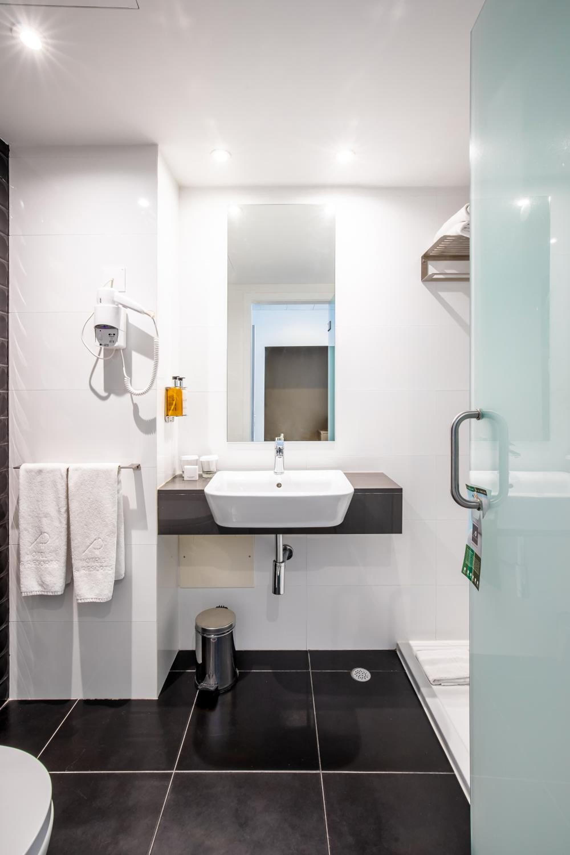 Double or Twin Room with Marina View - Photo 7