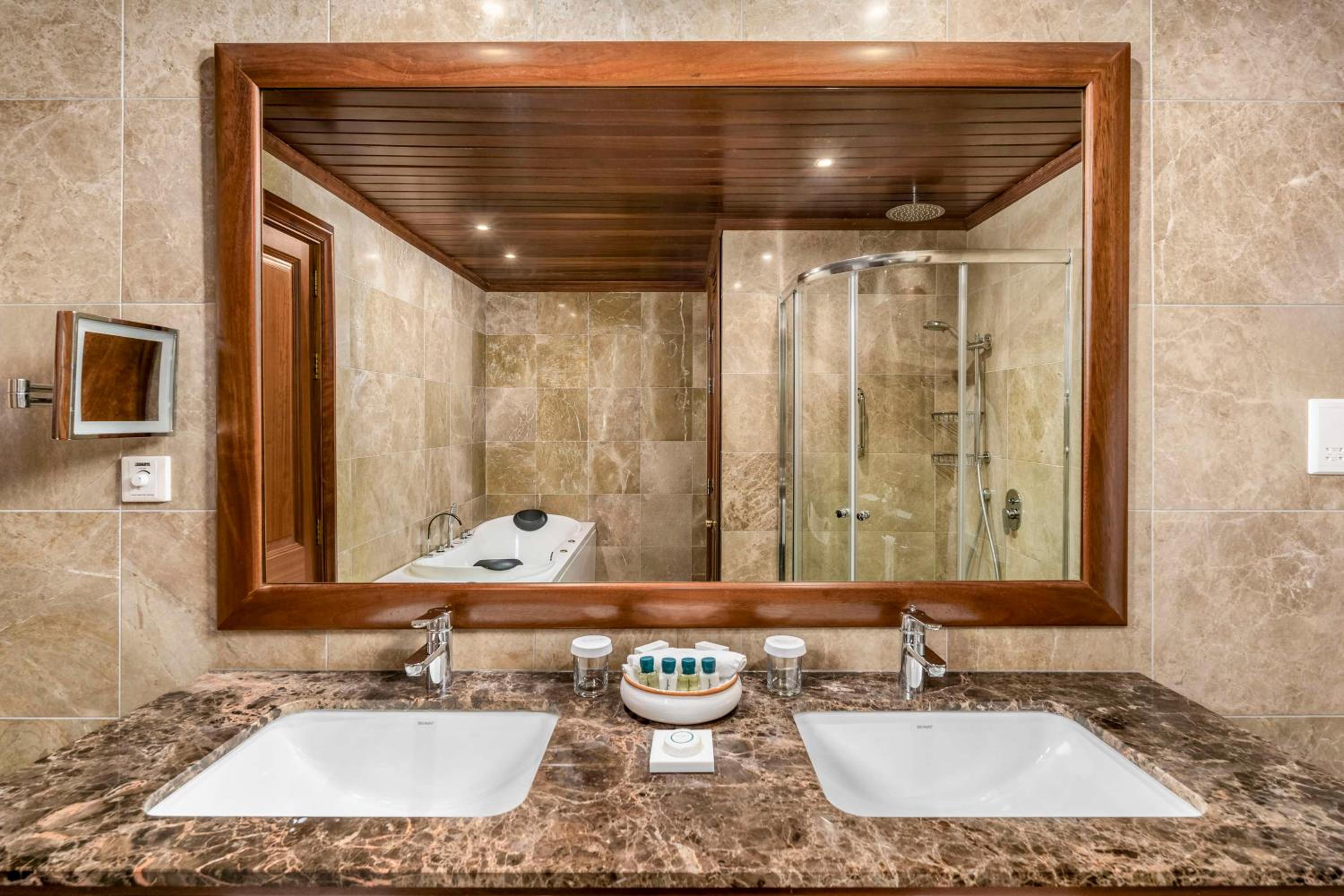 Deluxe Suite - Photo 4
