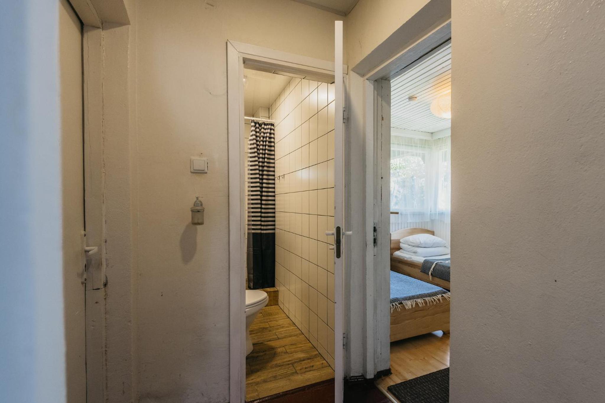 Twin Room with Private External Bathroom - Photo 7
