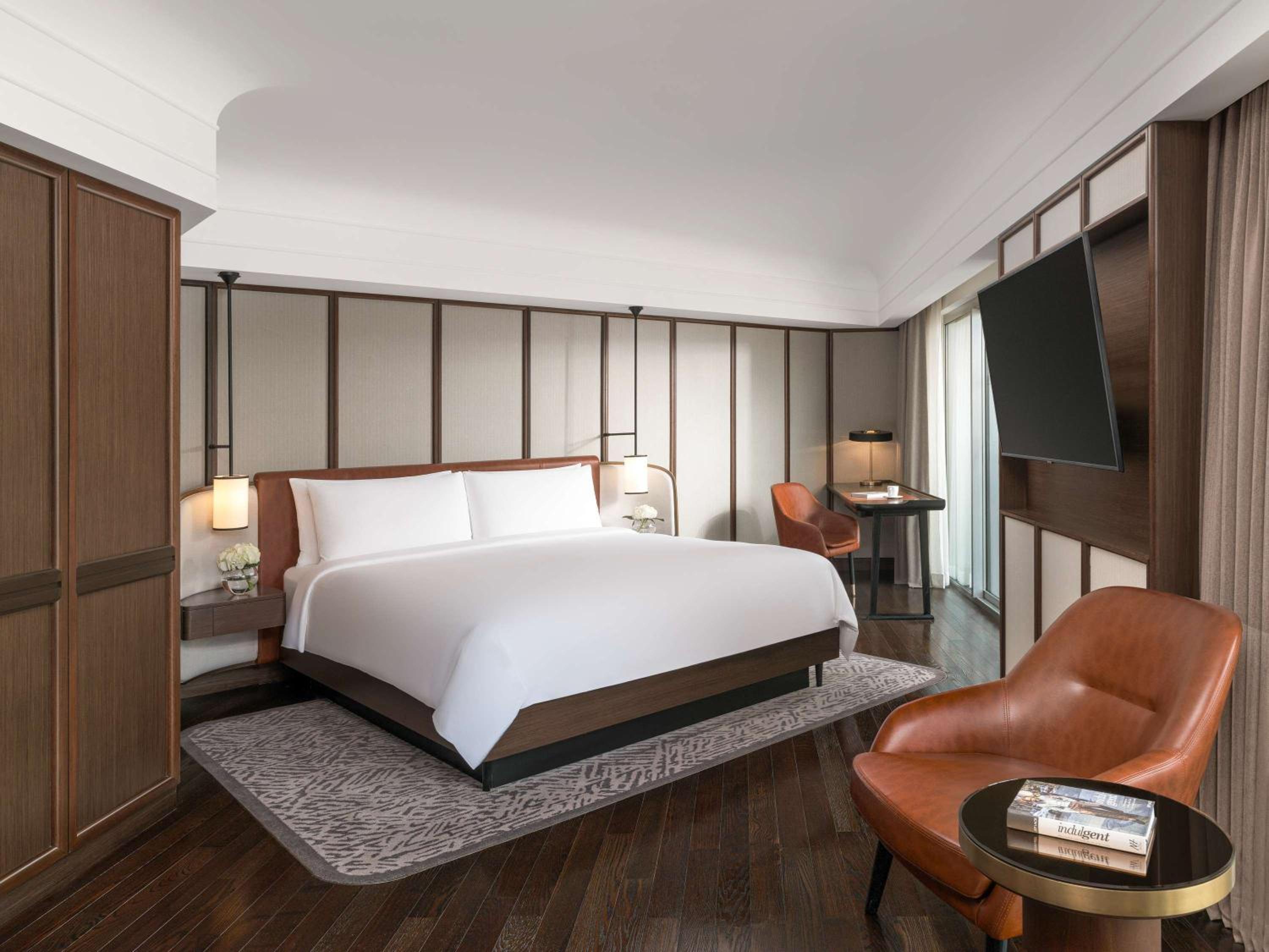 Signature Salon Suite, 1 King, Two Balconies, Separate Lounge thumbnail 6