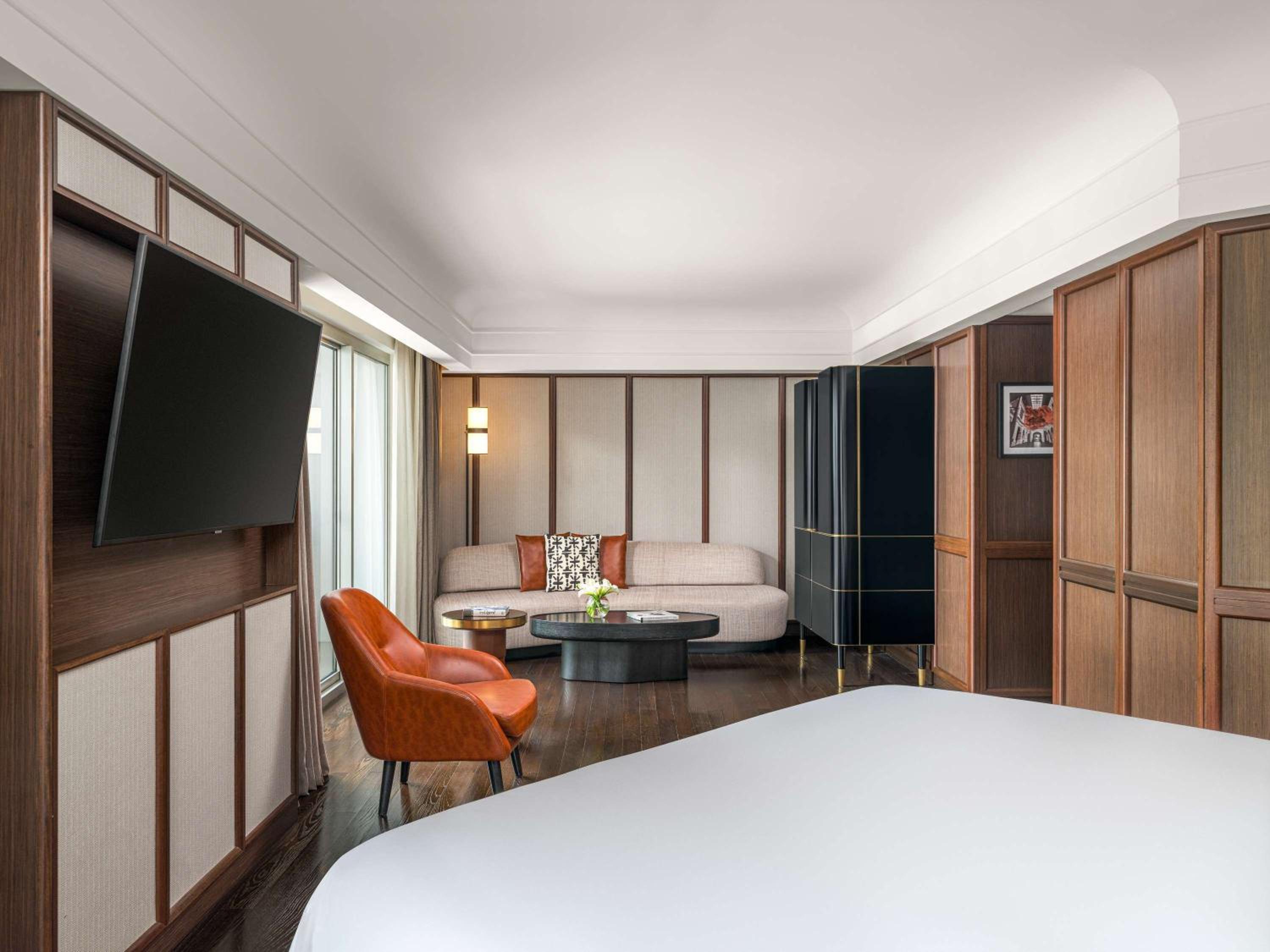 Signature Salon Suite, 1 King, Two Balconies, Separate Lounge thumbnail 5
