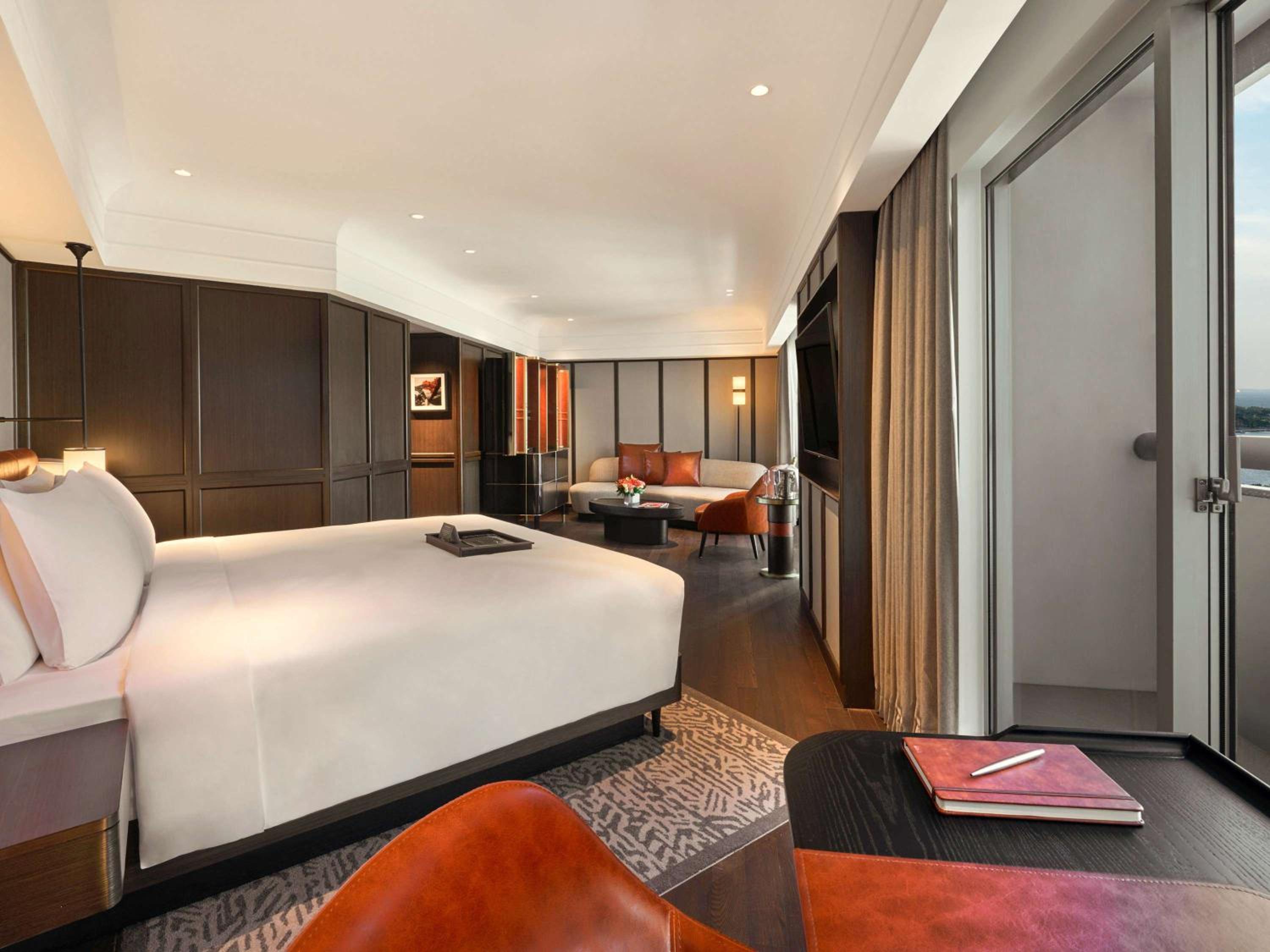 Signature Salon Suite, 1 King, Two Balconies, Separate Lounge