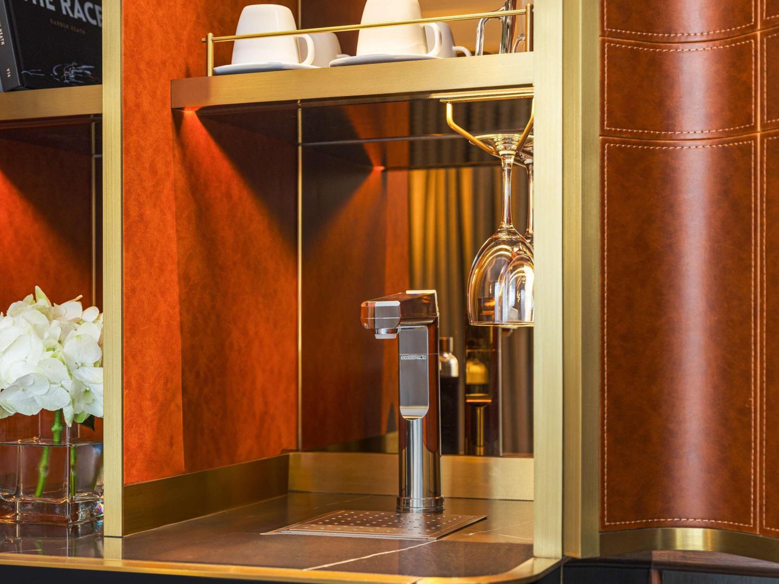 Signature Salon Suite, 1 King, Two Balconies, Separate Lounge