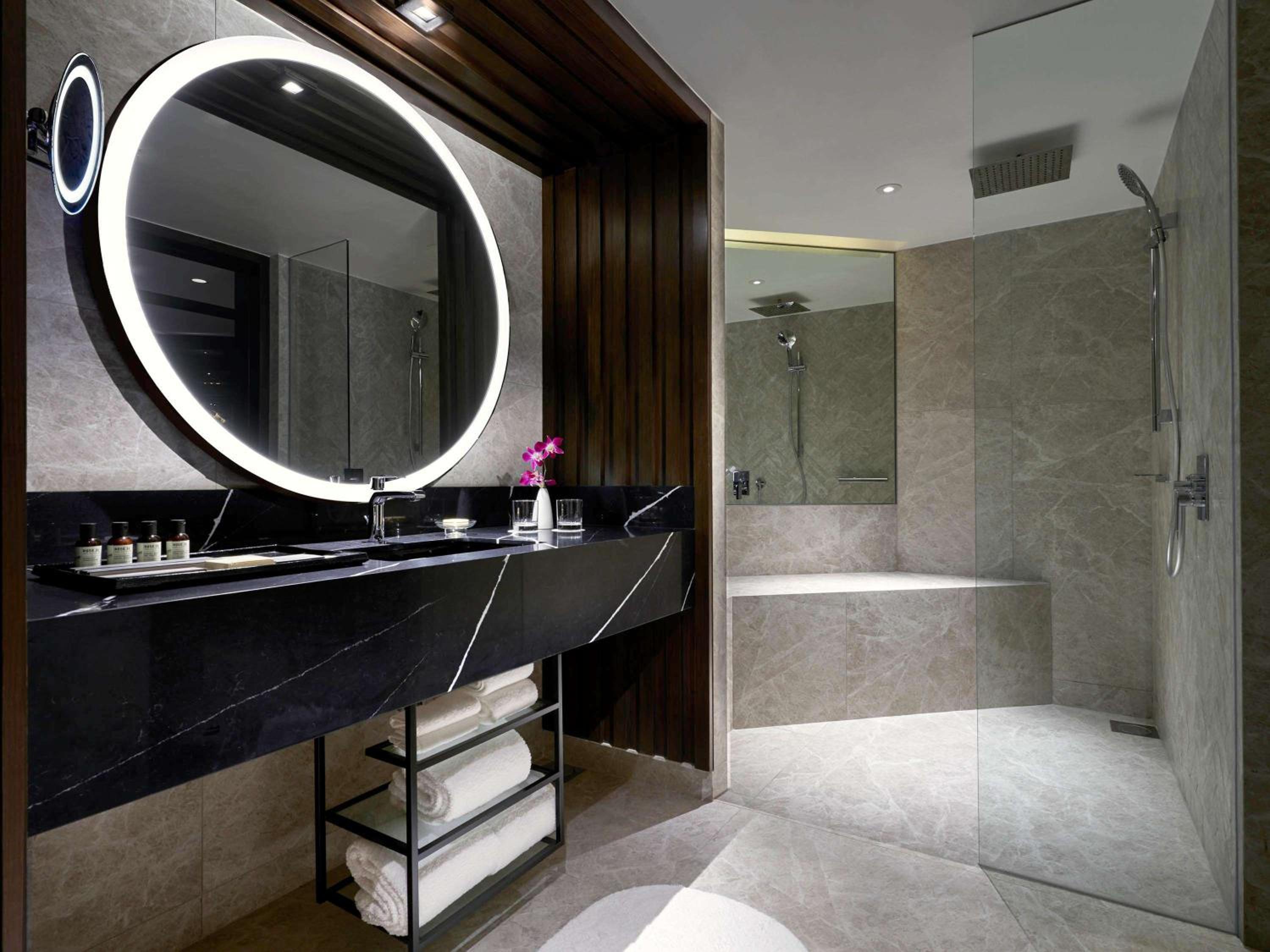 Signature Salon Suite, 1 King, Two Balconies, Separate Lounge