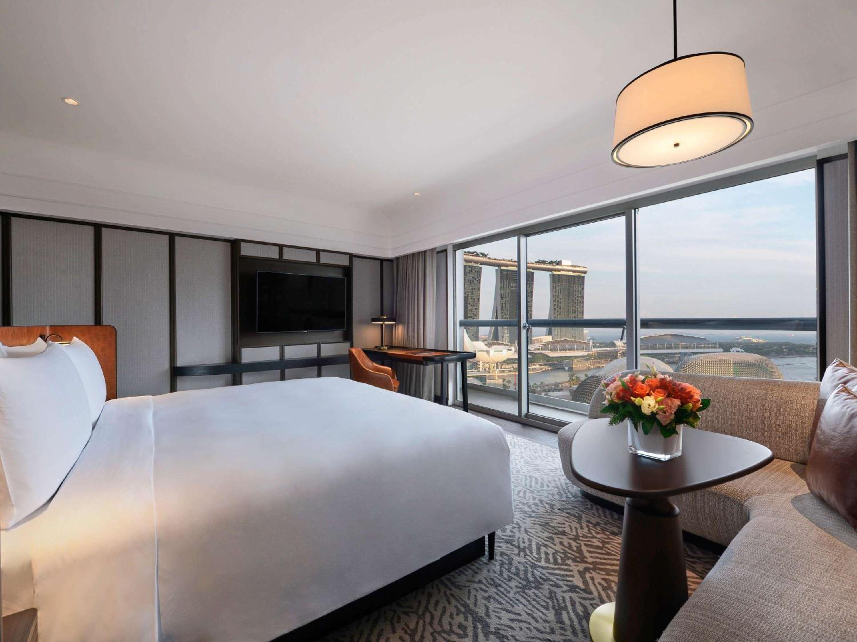 Deluxe Marina Bay, 1 King, Balcony, Marina Bay View thumbnail 6