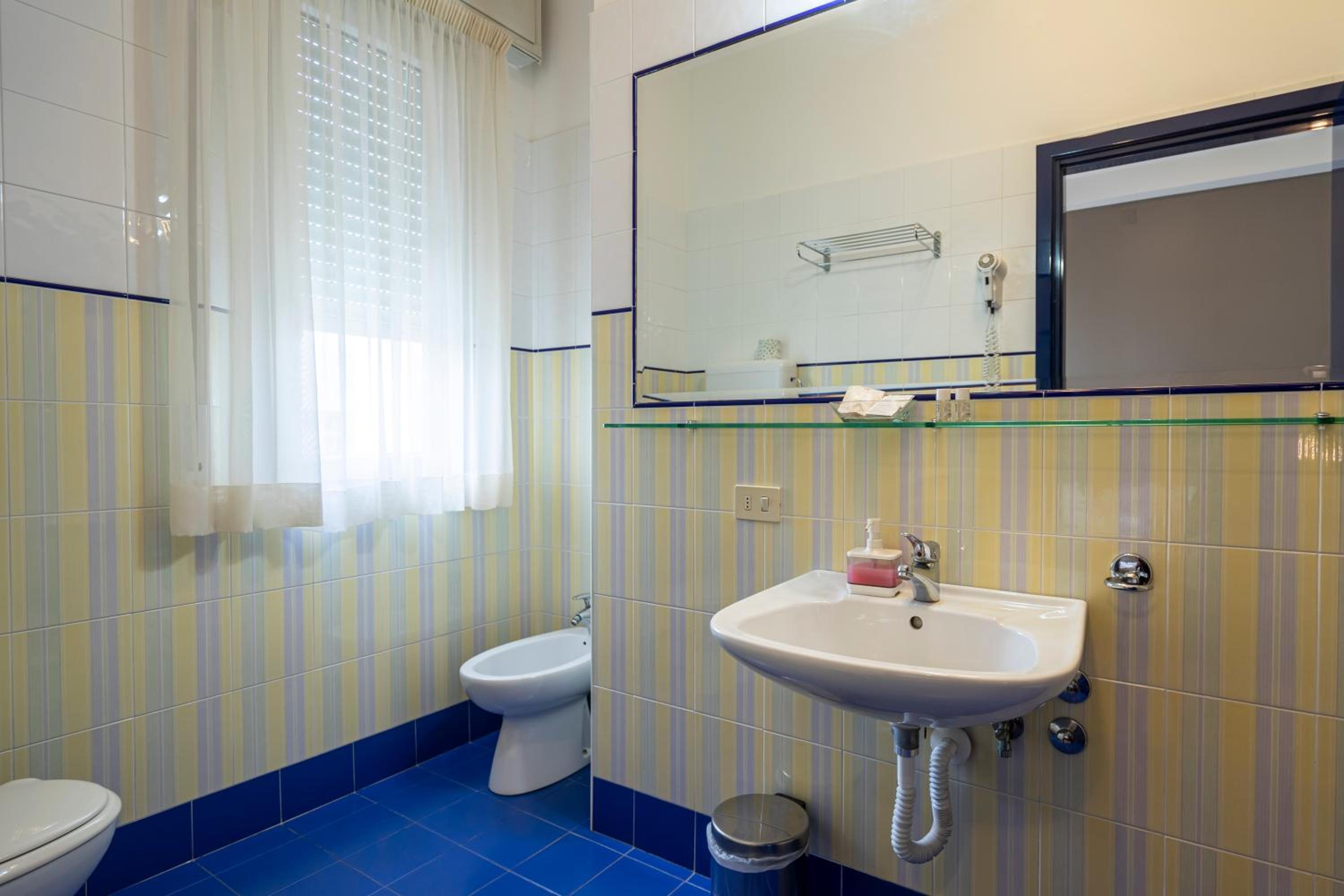 Superior Double or Twin Room - Photo 8