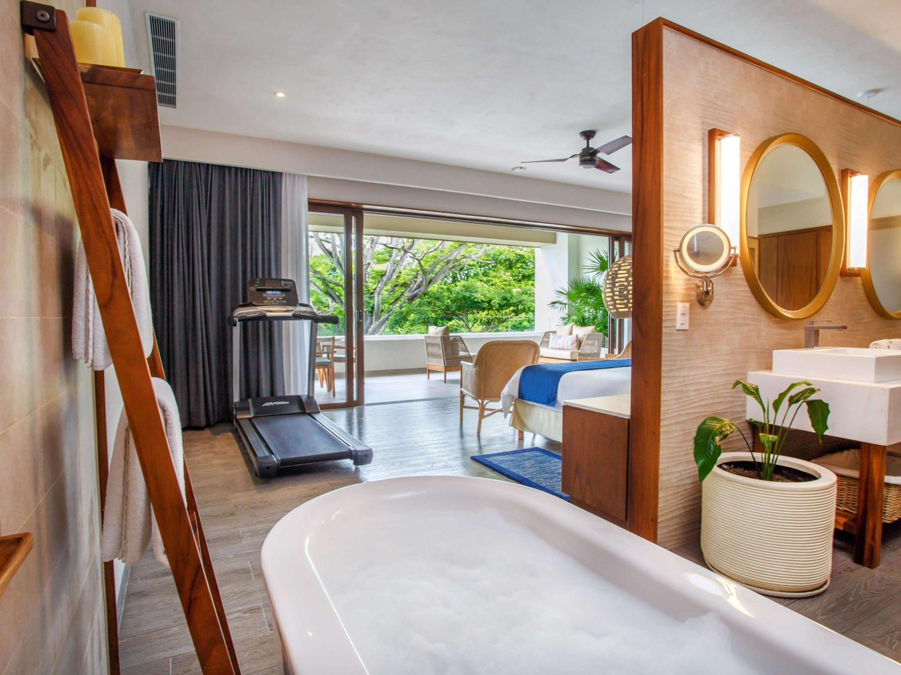 King Suite With Jungle View
